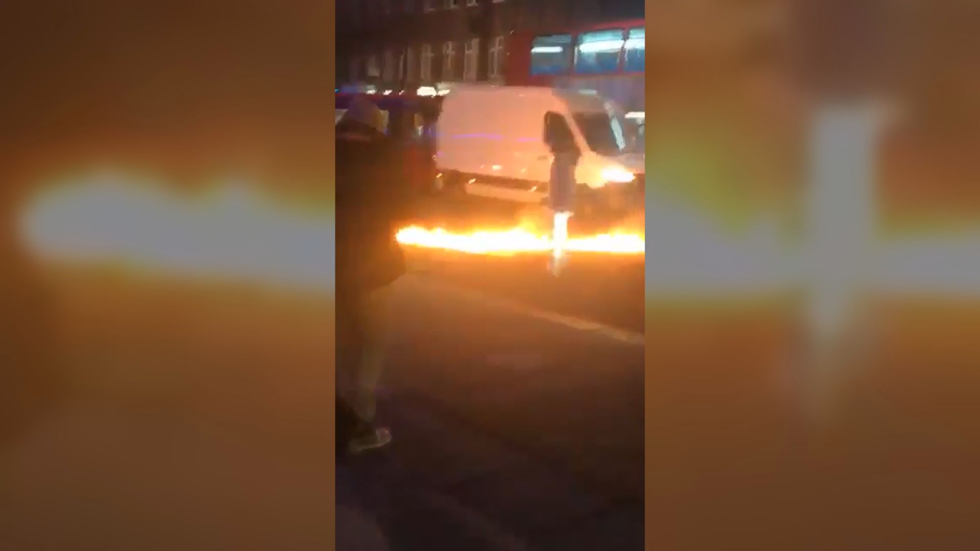 英國倫敦有人駕車撞向警局後再縱火