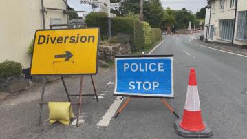 英國載有多名學生旅遊巴失事翻側　1死2重傷