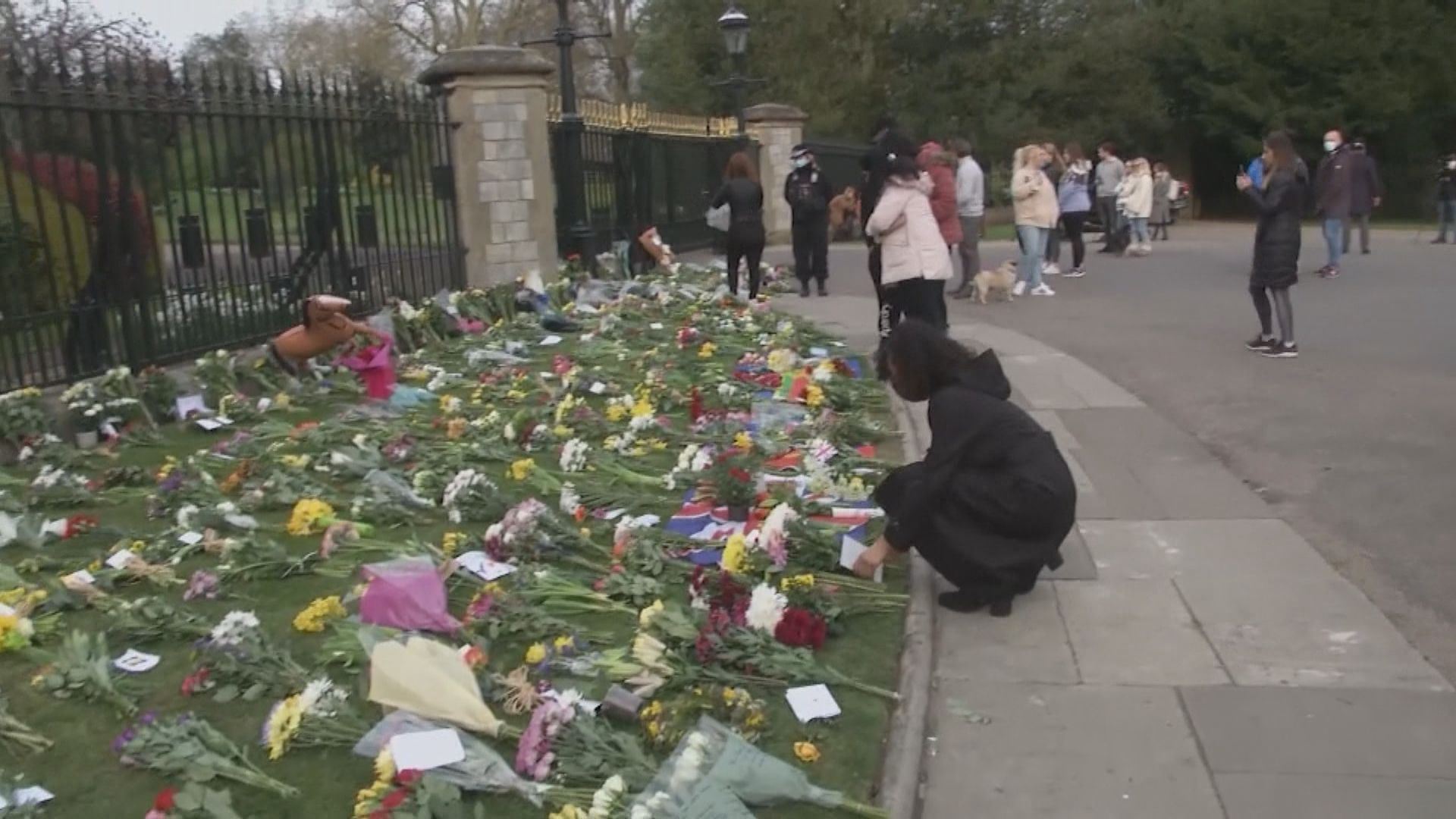 菲臘親王逝世　英國民眾獻花悼念