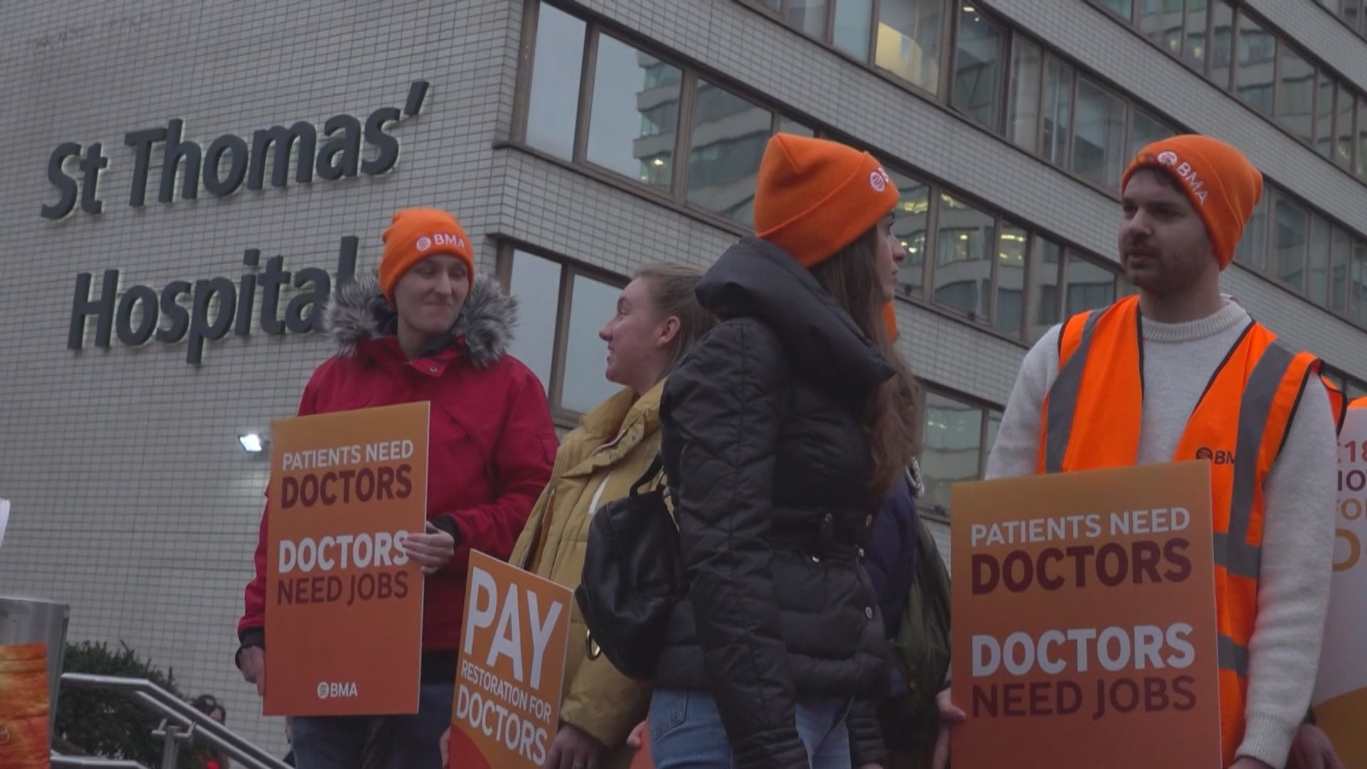 英國英格蘭地區醫生不滿待遇發起五日罷工