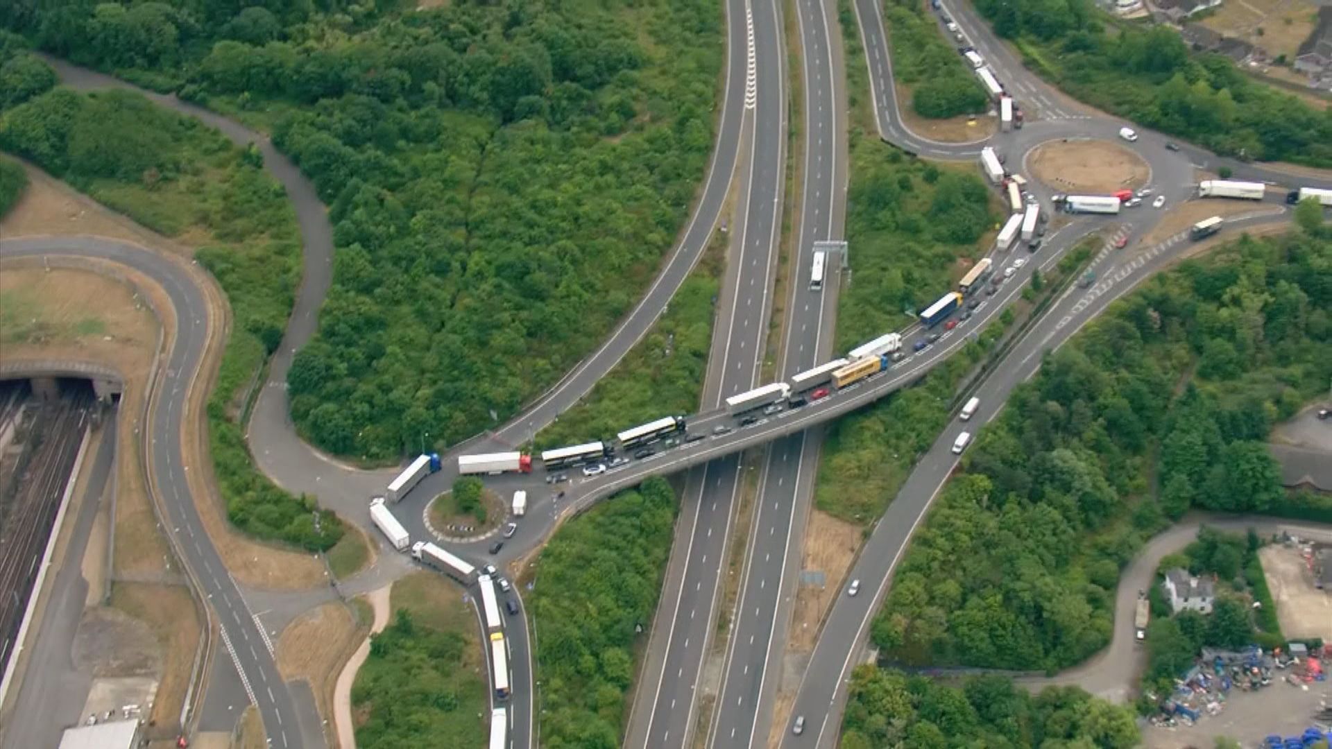 英國多佛港指法國邊境官員不足造成延誤