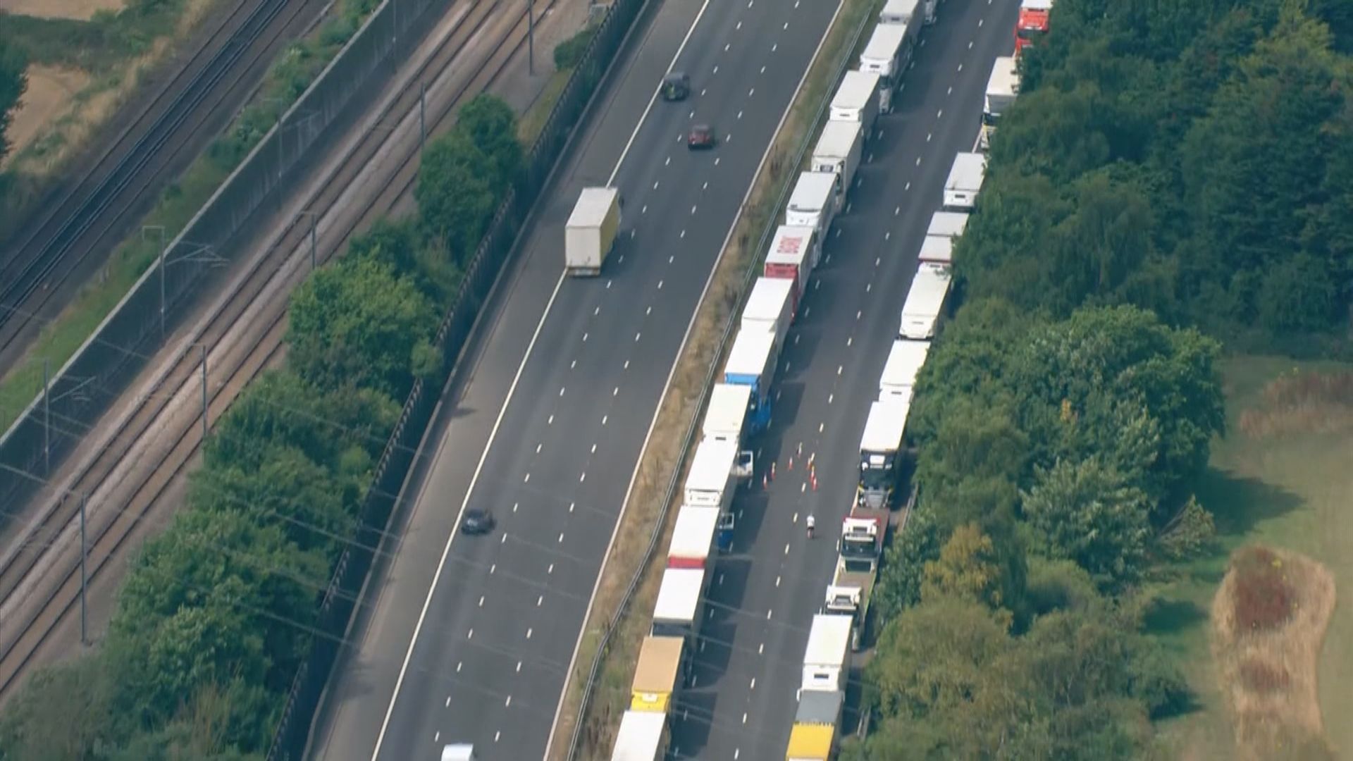 英國多佛港車龍長　等候過關需時3至4小時