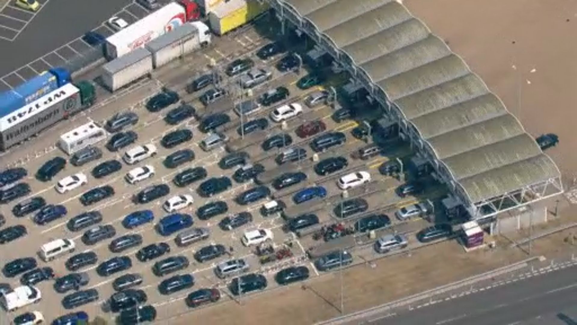 英國多佛港車龍未散　英法互指對方需要負責