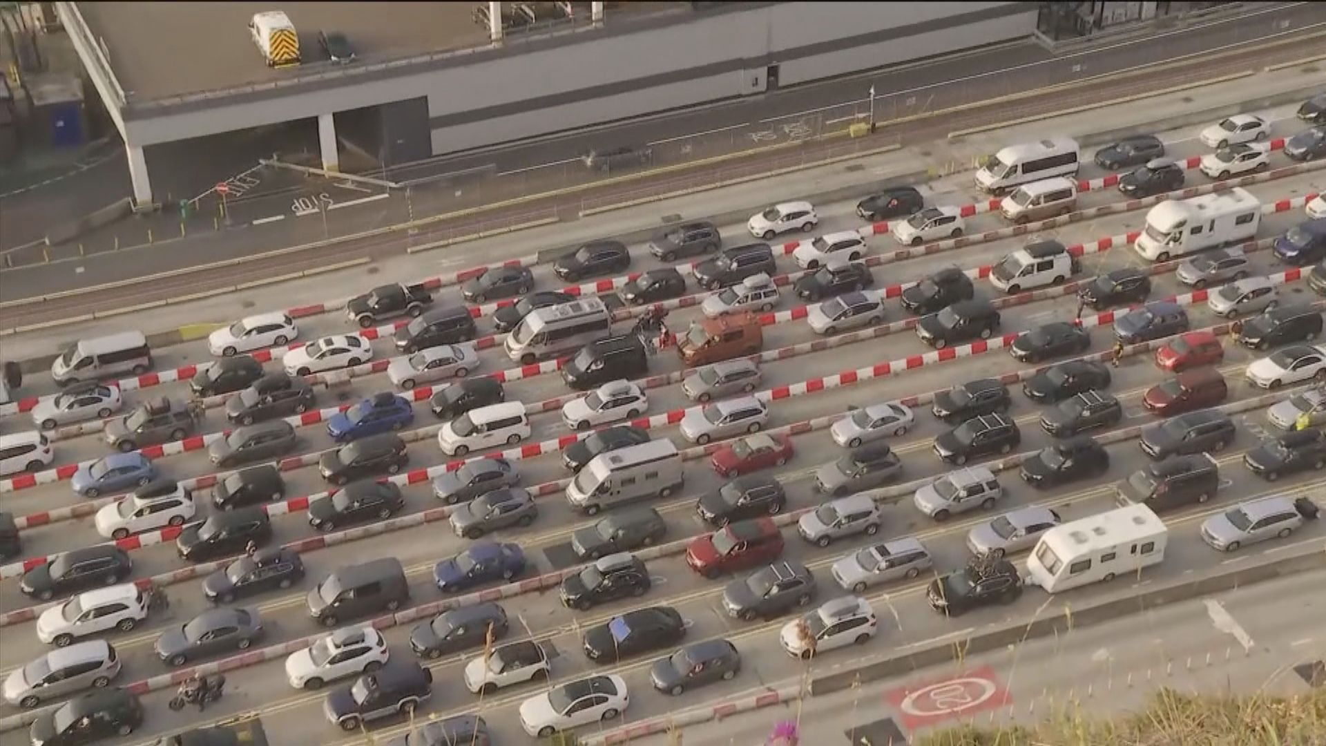 英國多佛爾港大塞車　英法兩國互推責任