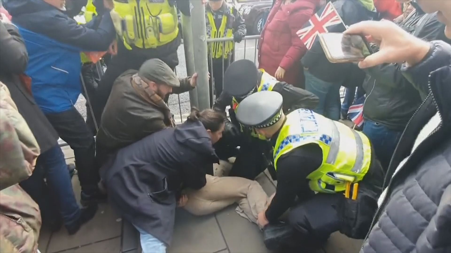 英王查理斯三世被扔雞蛋　相信未被擊中