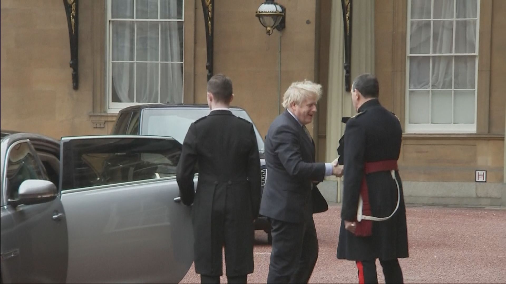 約翰遜前往白金漢宮覲見英女王