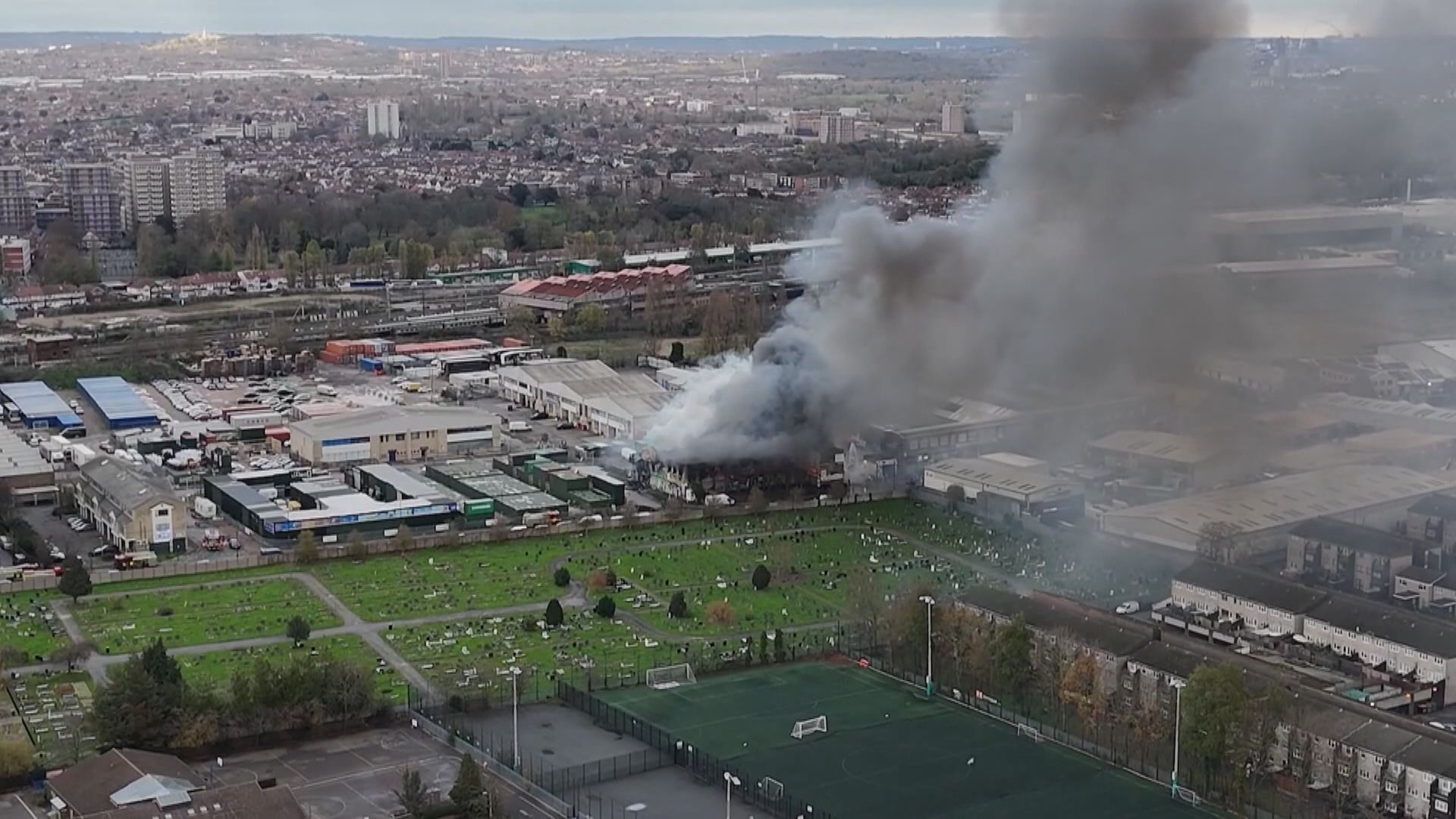 英國倫敦西部有倉庫發生大火