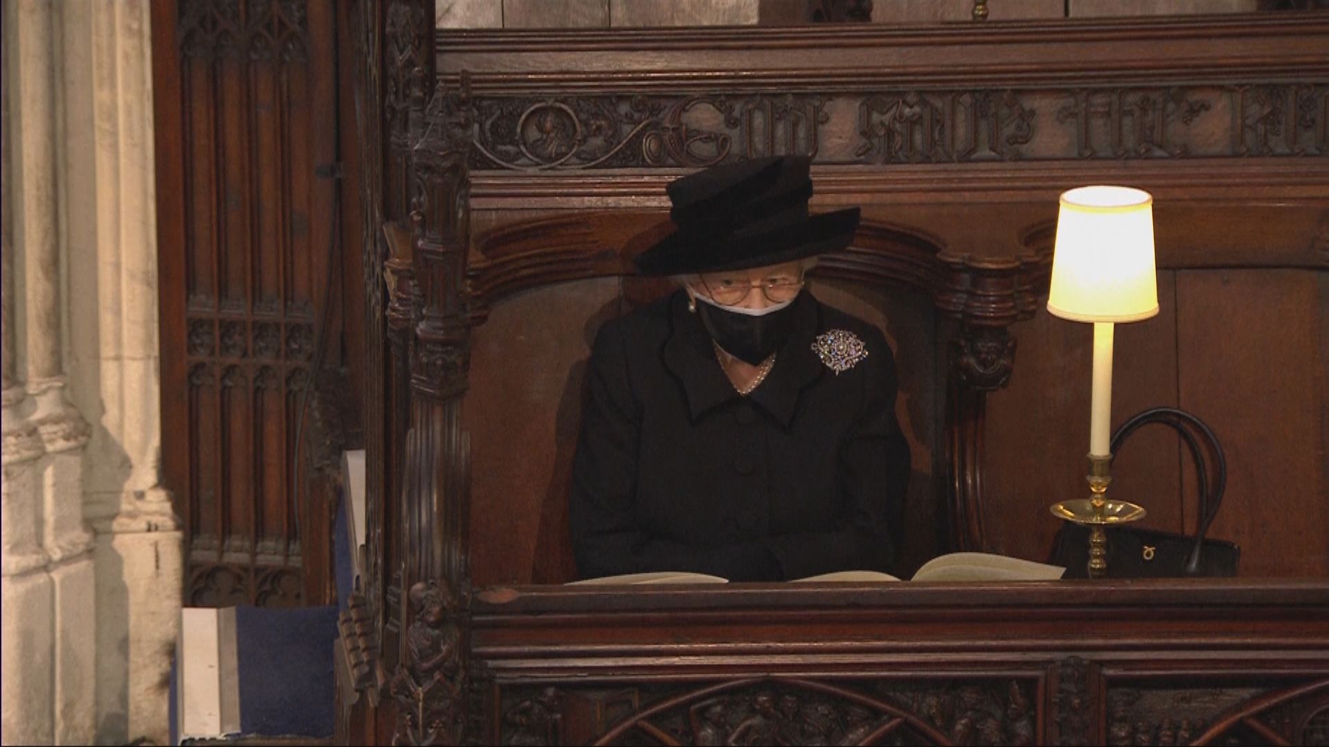 英國菲臘親王舉殯　女王獨坐教堂一角送別亡夫