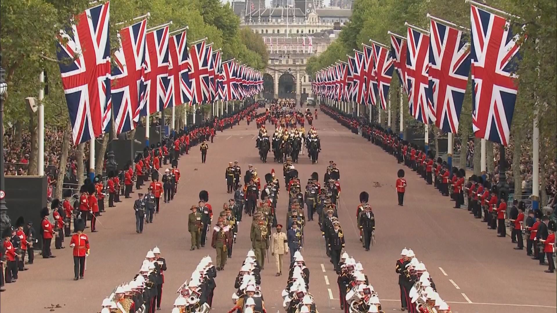 英女王長眠溫莎堡與亡夫合葬　民眾夾道送別