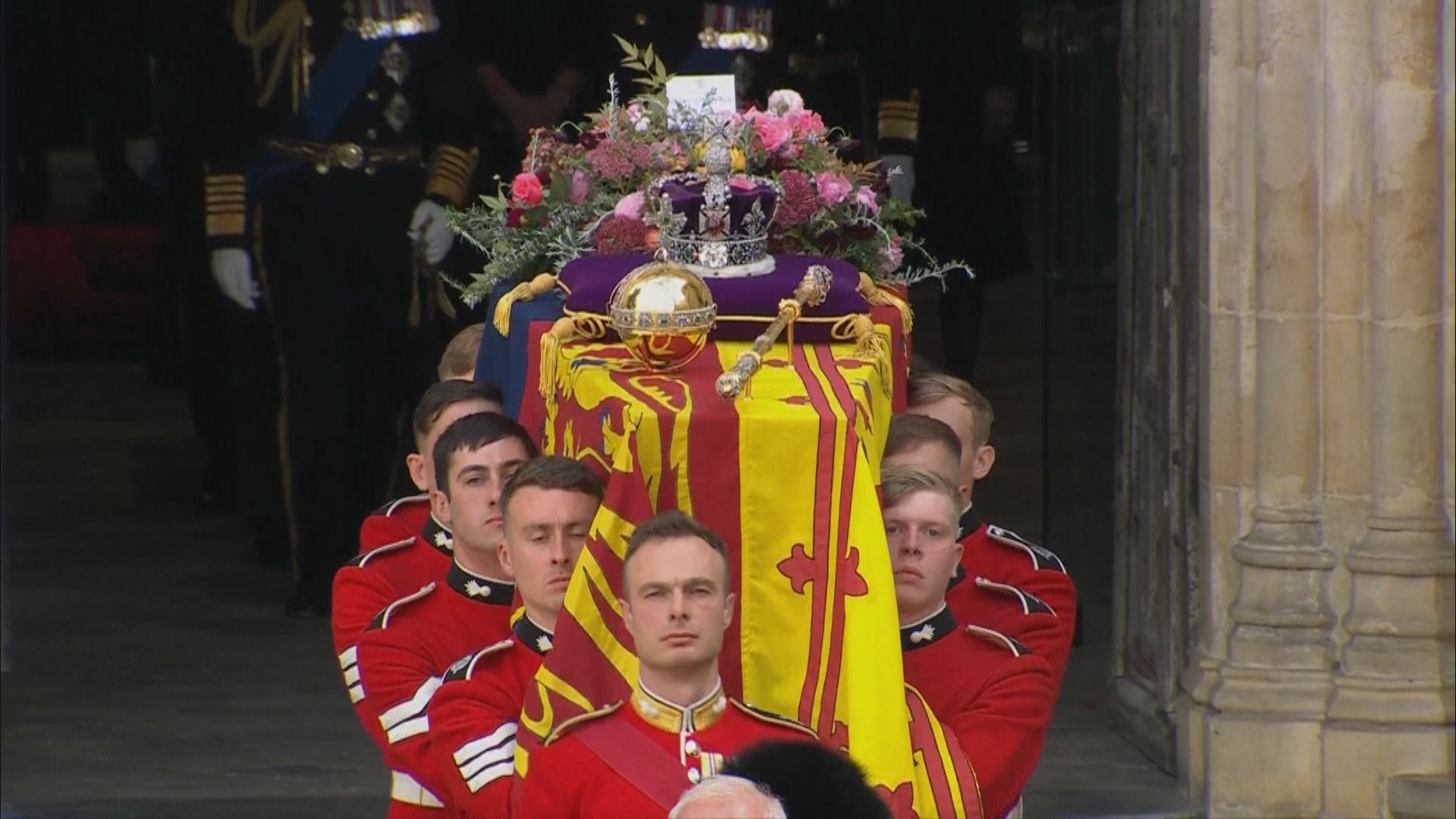 英女王長眠溫莎堡與亡夫合葬　民眾夾道送別
