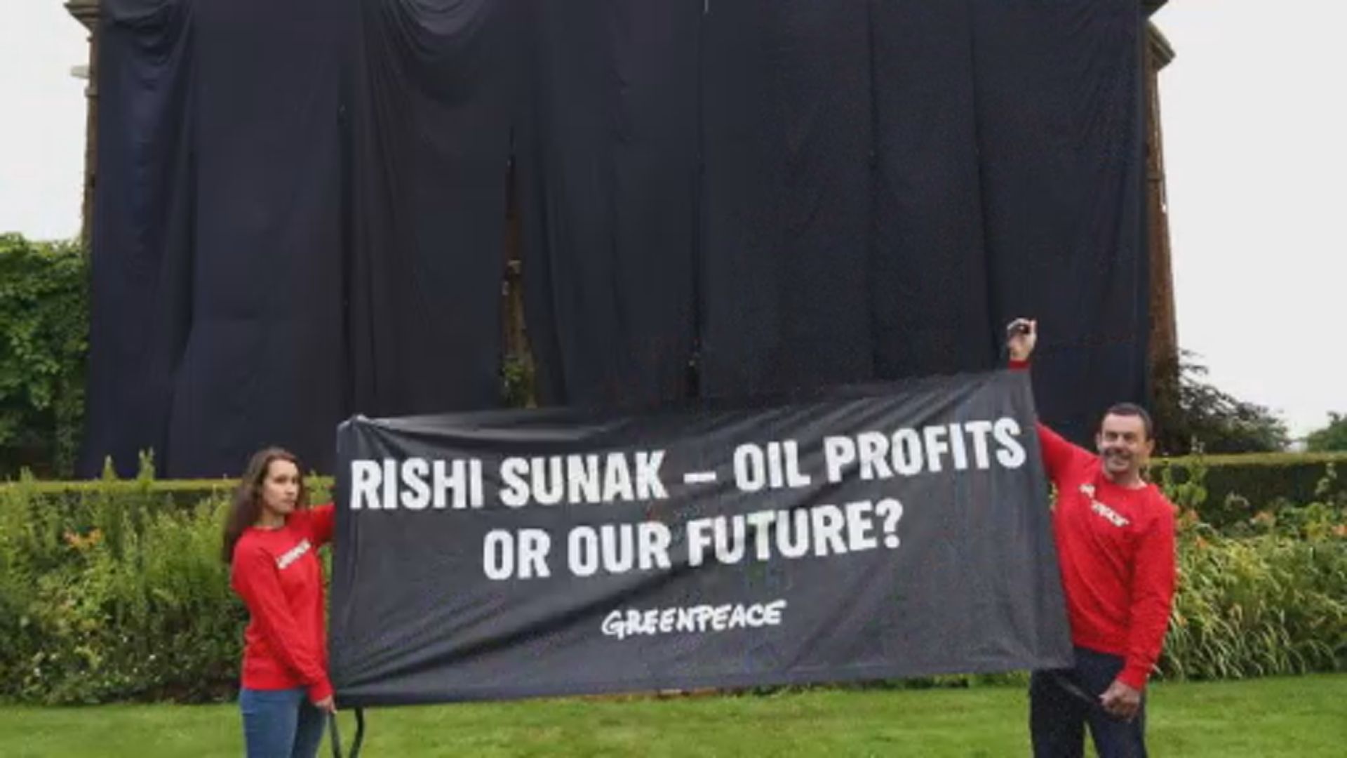 抗議發放北海油氣開採許可 綠色和平示威者黑布覆蓋辛偉誠別墅