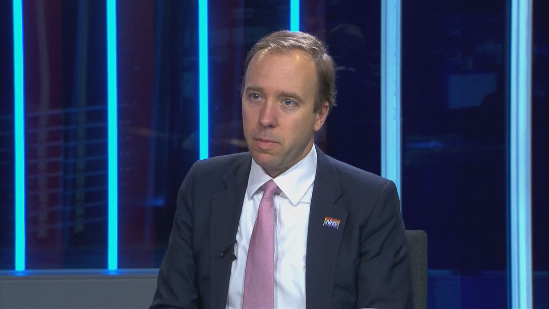 英衞生大臣被揭發與助手擁吻　為違反防疫規定道歉