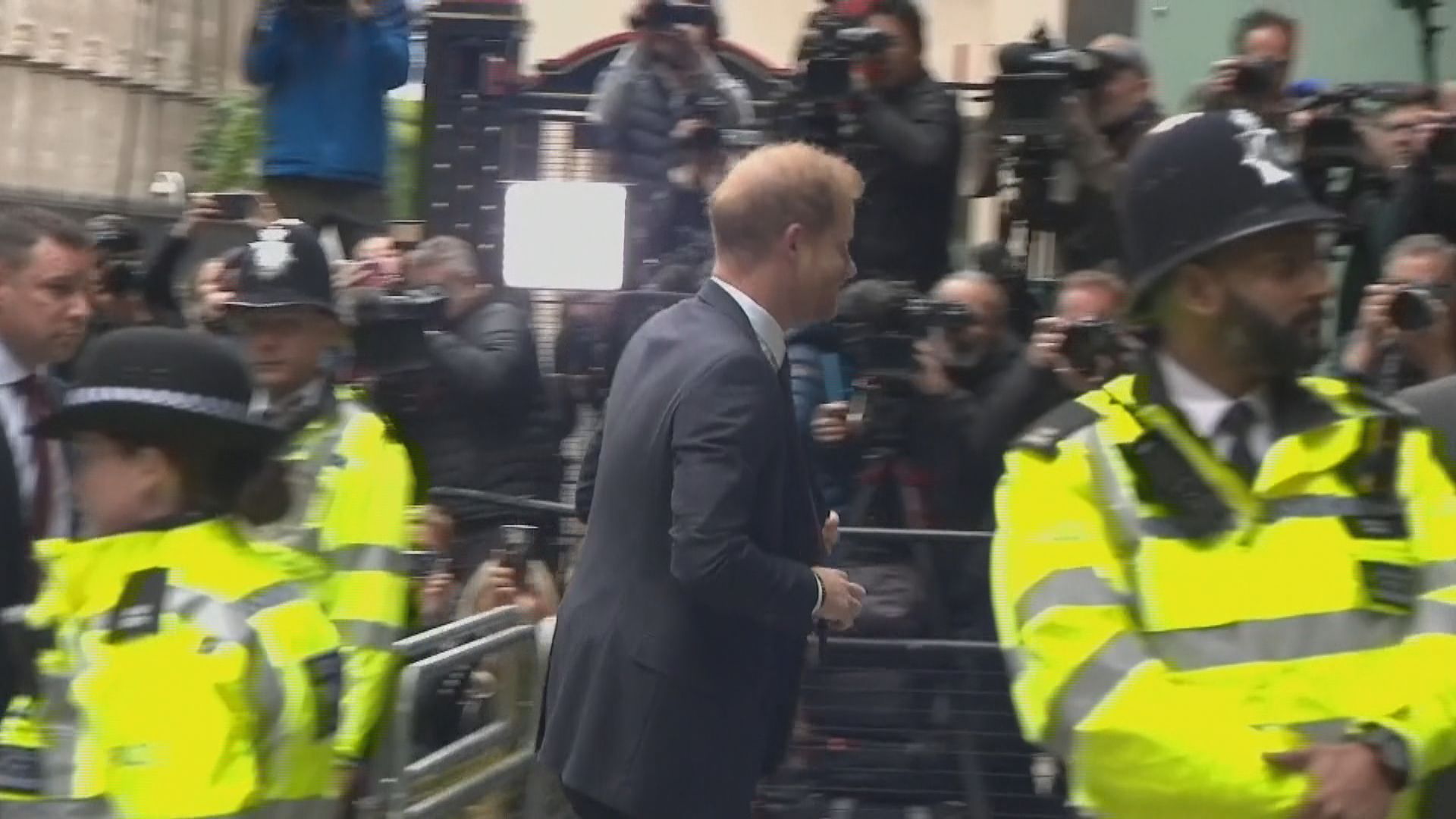 哈里王子抵法院 就控告鏡報集團非法竊聽案出庭作證