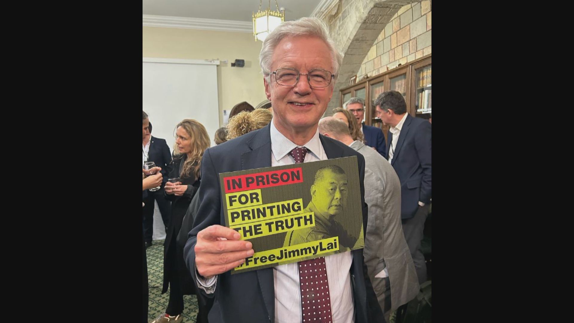 英國有議員要求釋放黎智英的標語遭沒收
