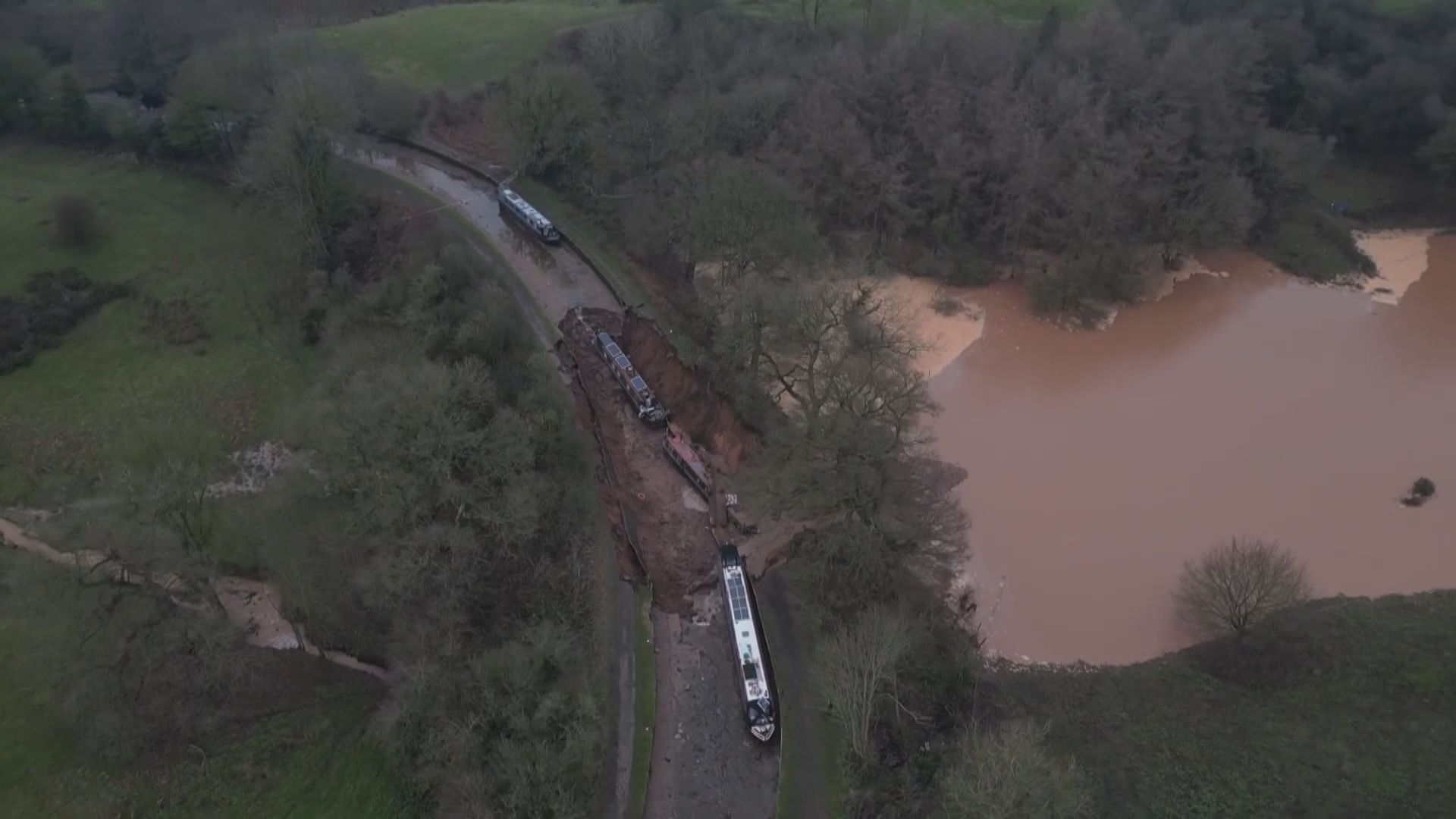英國有運河決堤致大量水流走　數艘船被困