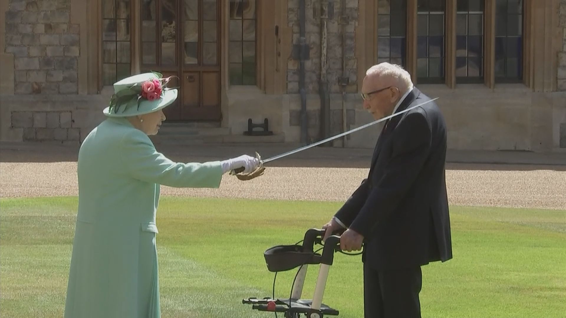 英國步行籌款百歲老兵獲英女王封爵