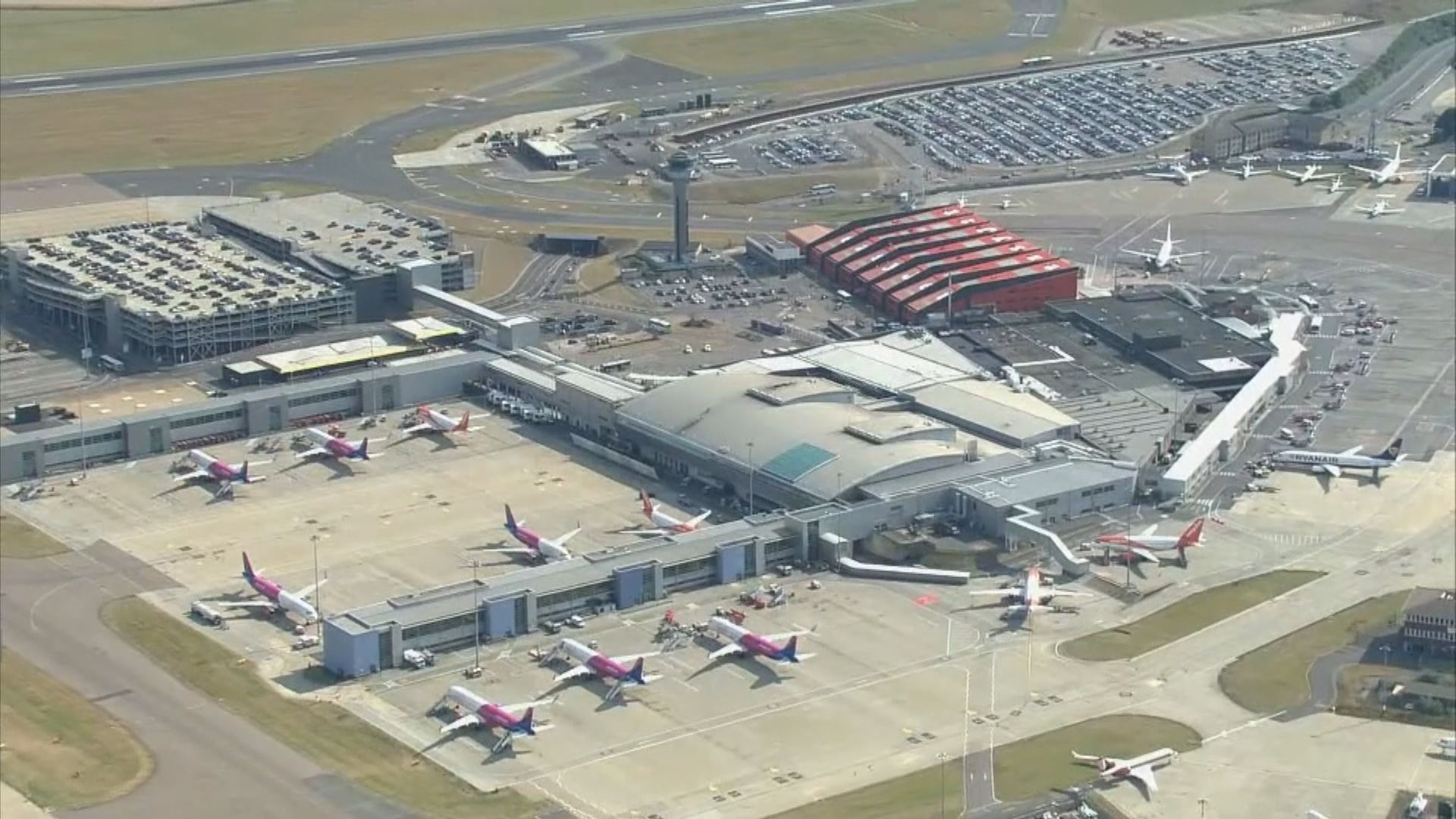 英國多地酷熱　機場跑道受損影響運作