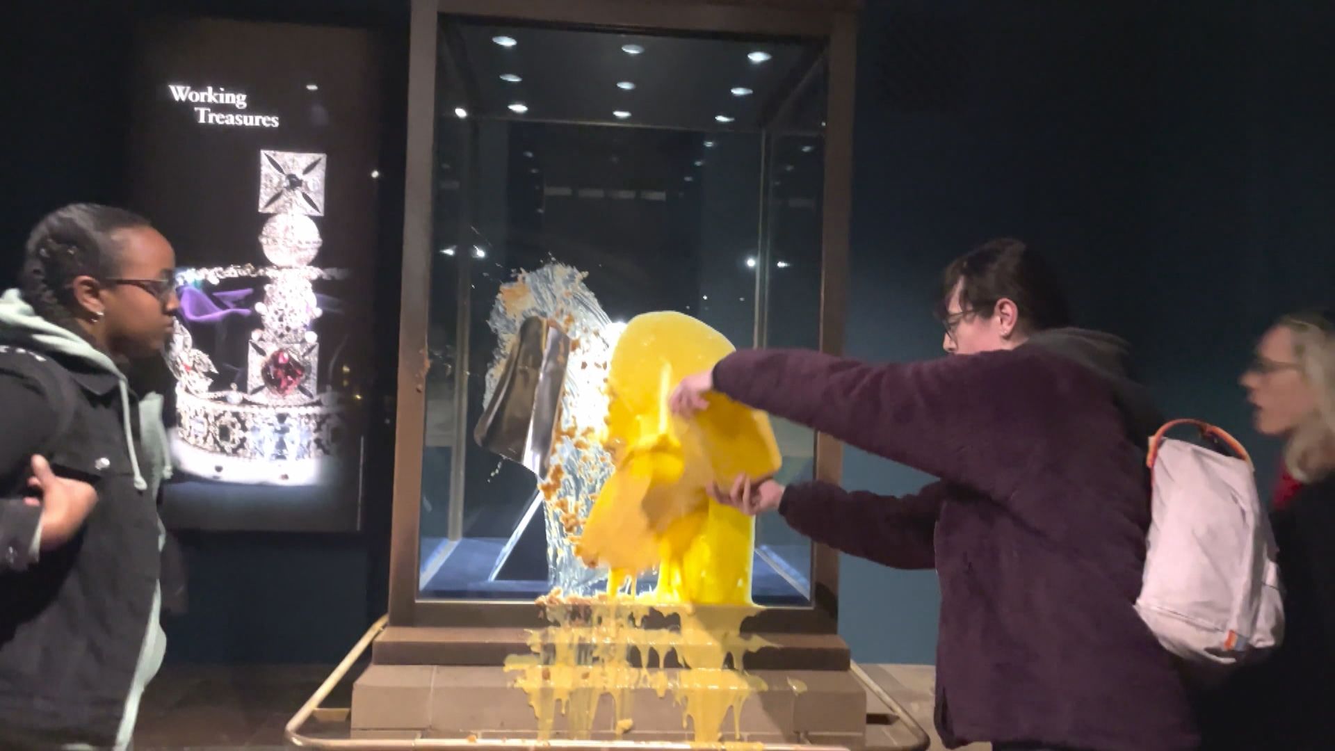 示威者向倫敦塔加冕王冠展櫃投擲食物　4人被捕