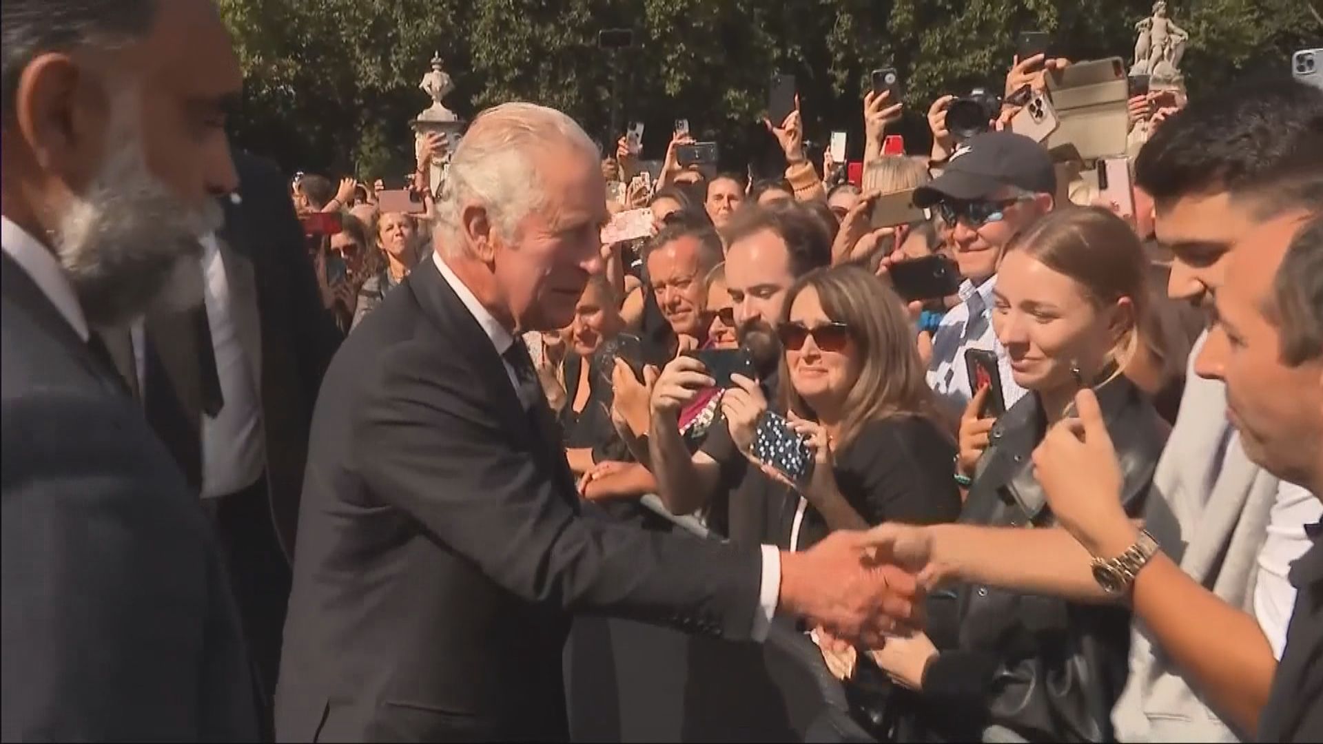 查理斯三世返抵白金漢宮　下車接受民眾慰問