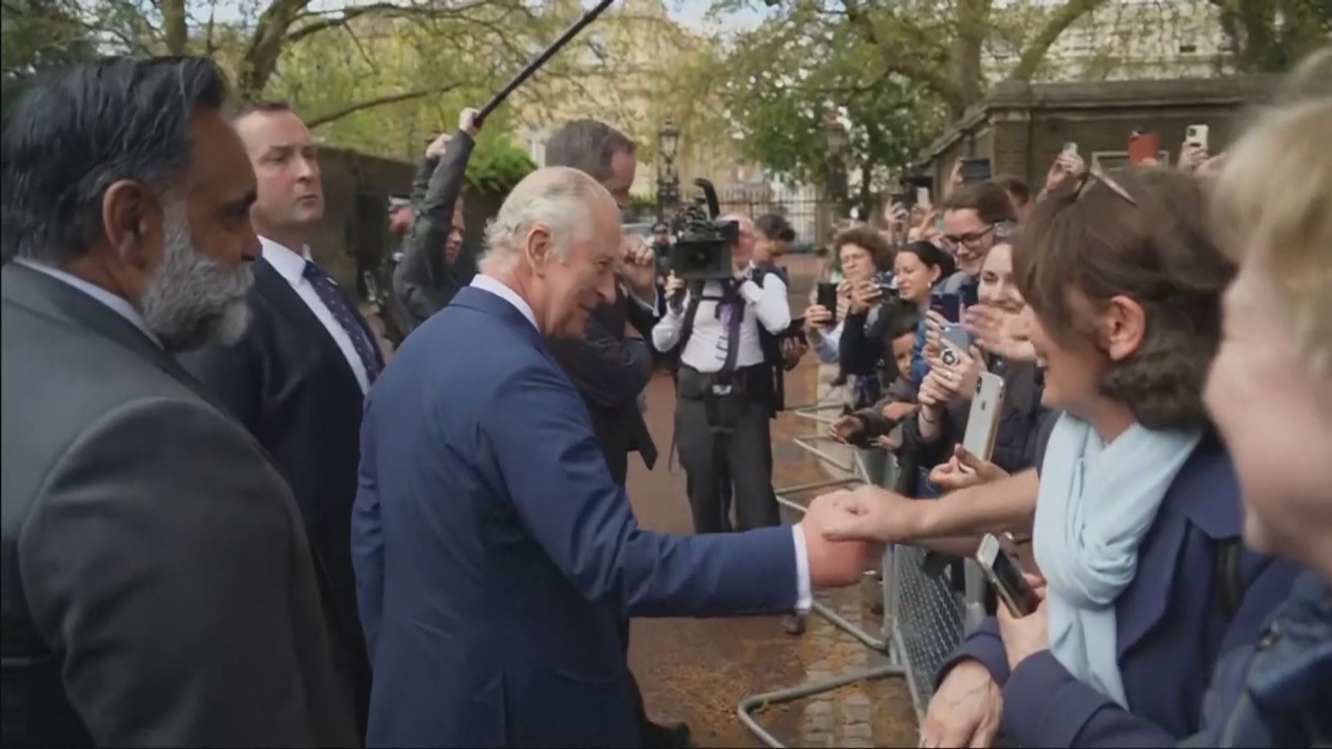 查理斯三世加冕前夕在白金漢宮外與民眾握手