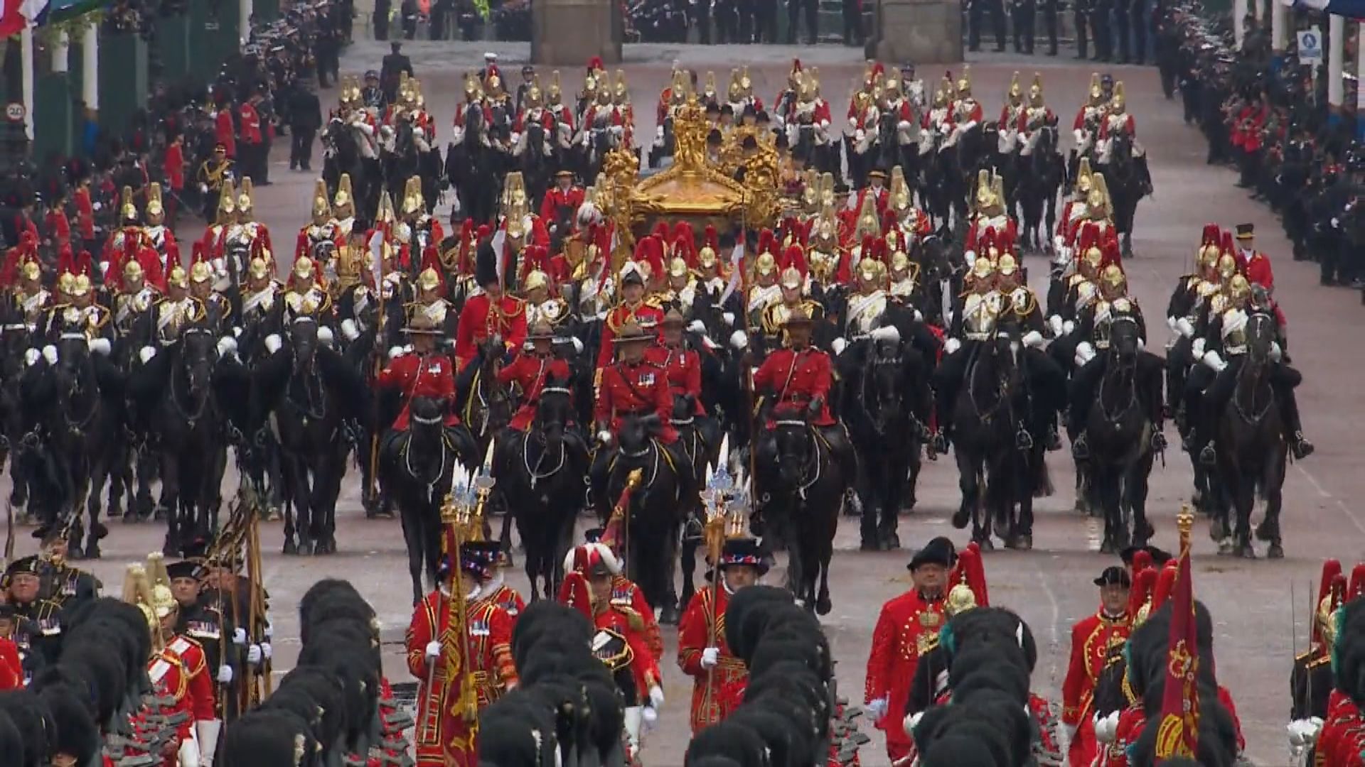 查理斯三世加冕後巡遊接受祝福