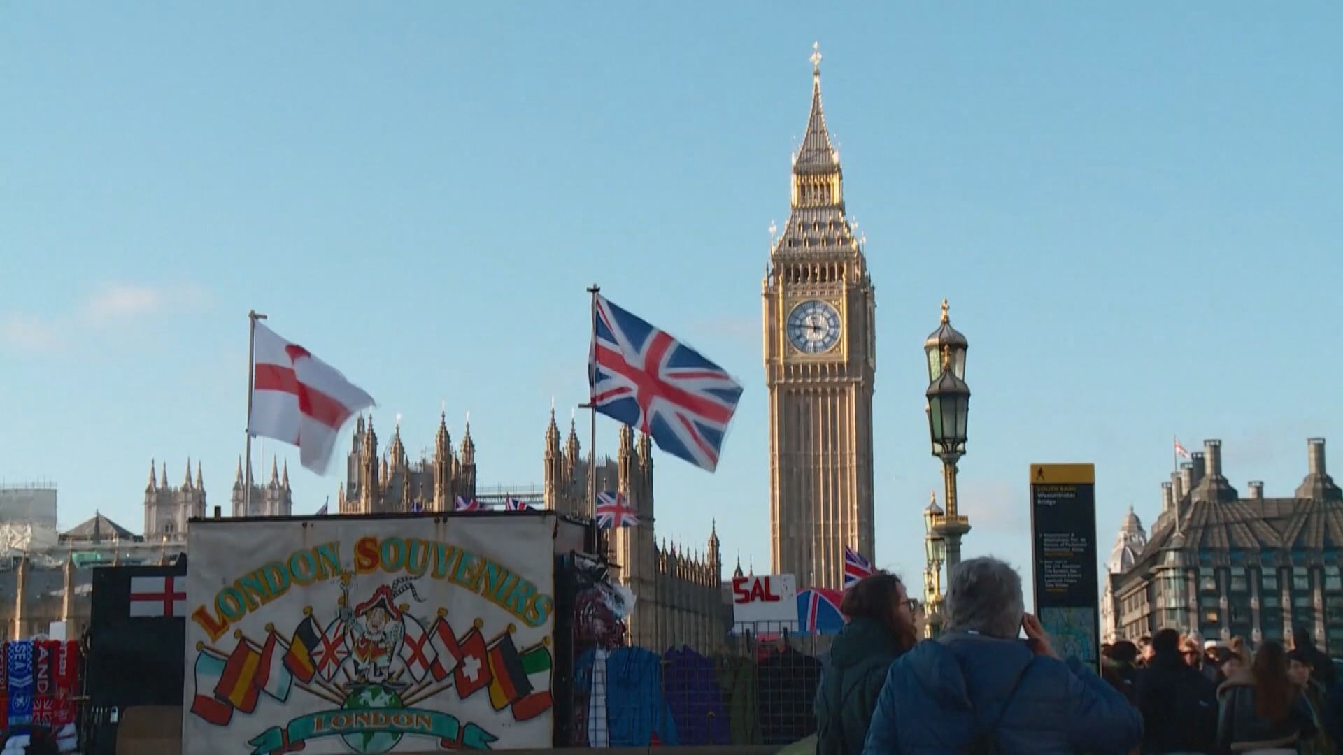 英國遇三重病毒夾擊　當局籲成人不適外出時戴口罩