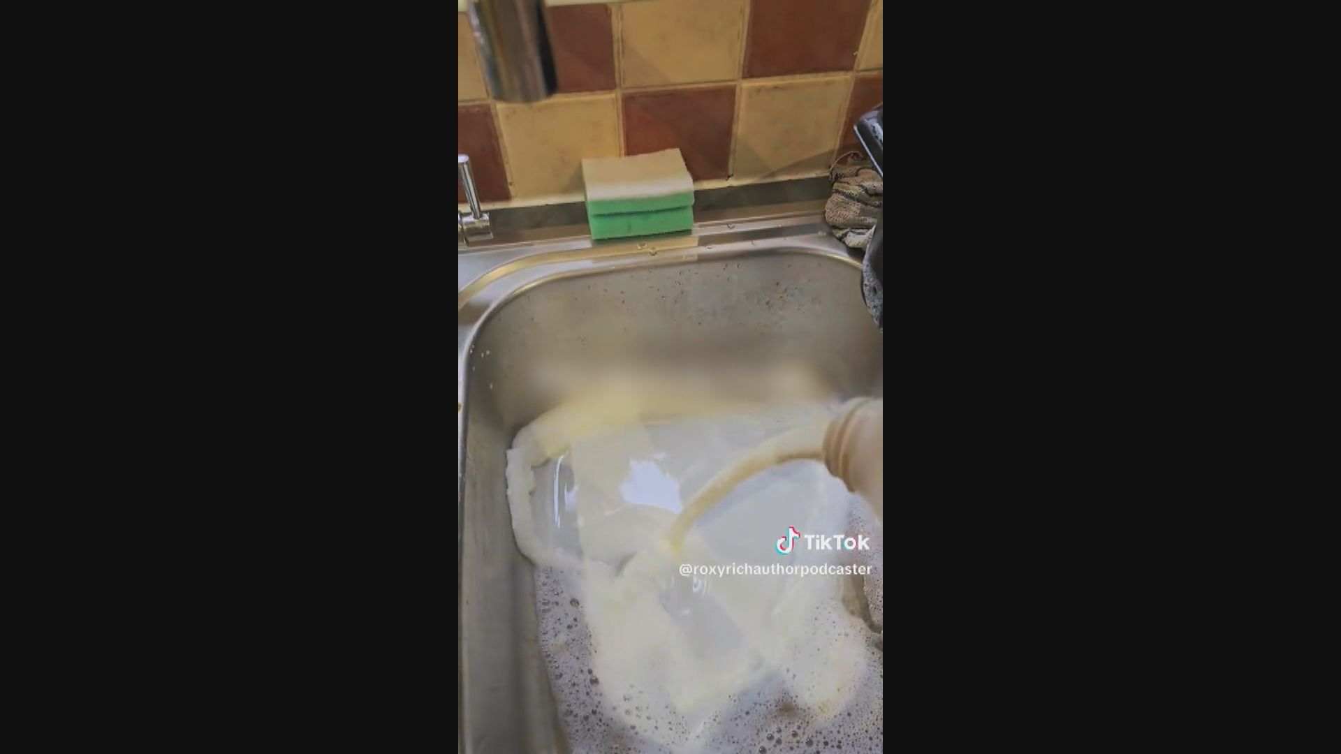 英國民眾倒牛奶　抗議奶商試驗乳牛飼料添加劑