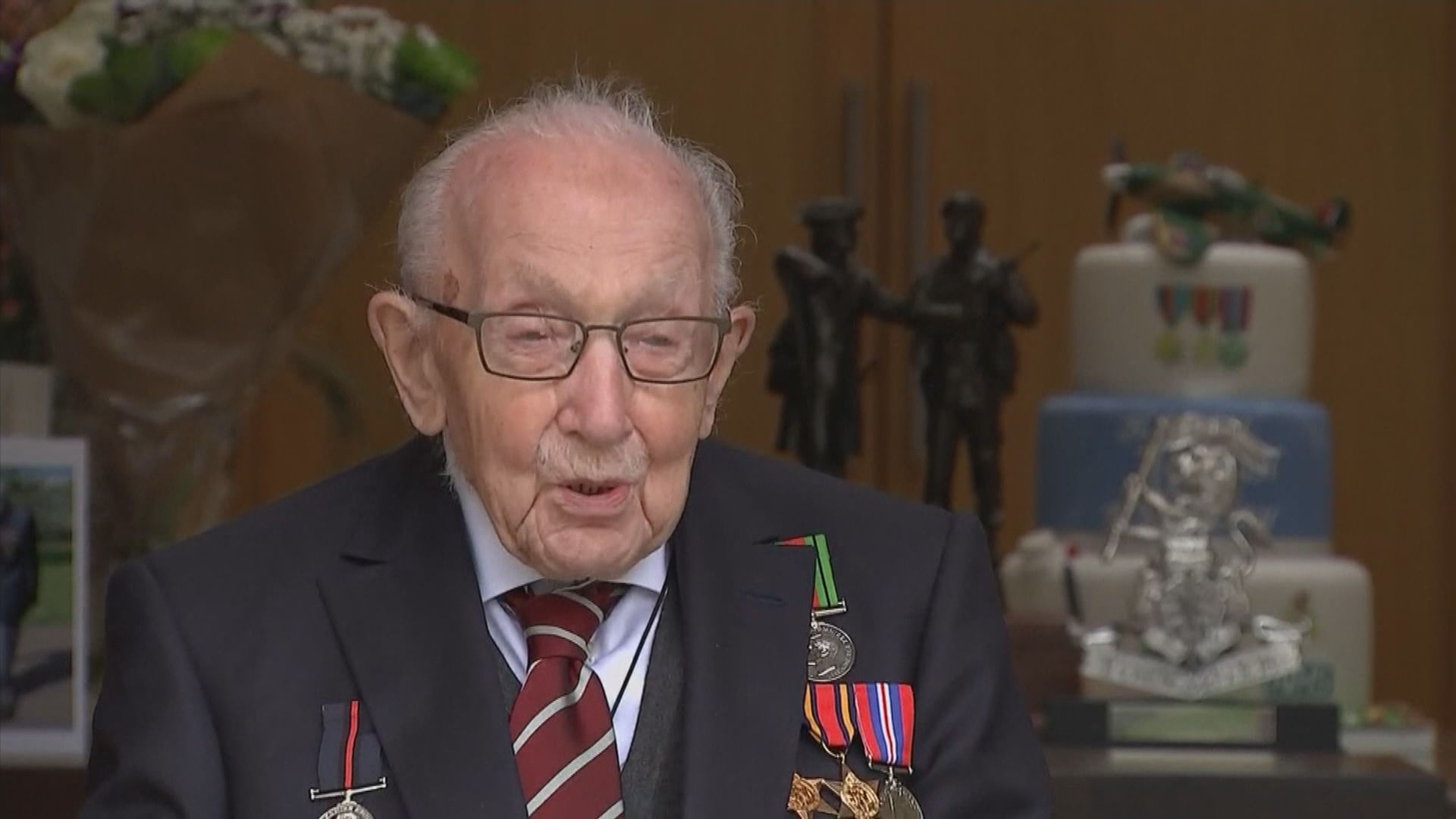 英國抗疫英雄穆爾去世享年一百歲