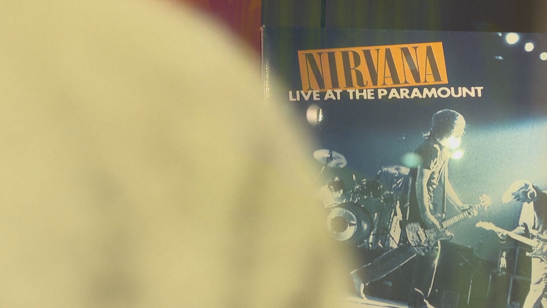 超脫樂團主唱科貝恩的倫敦展覽　展出全球拍賣價最貴結他