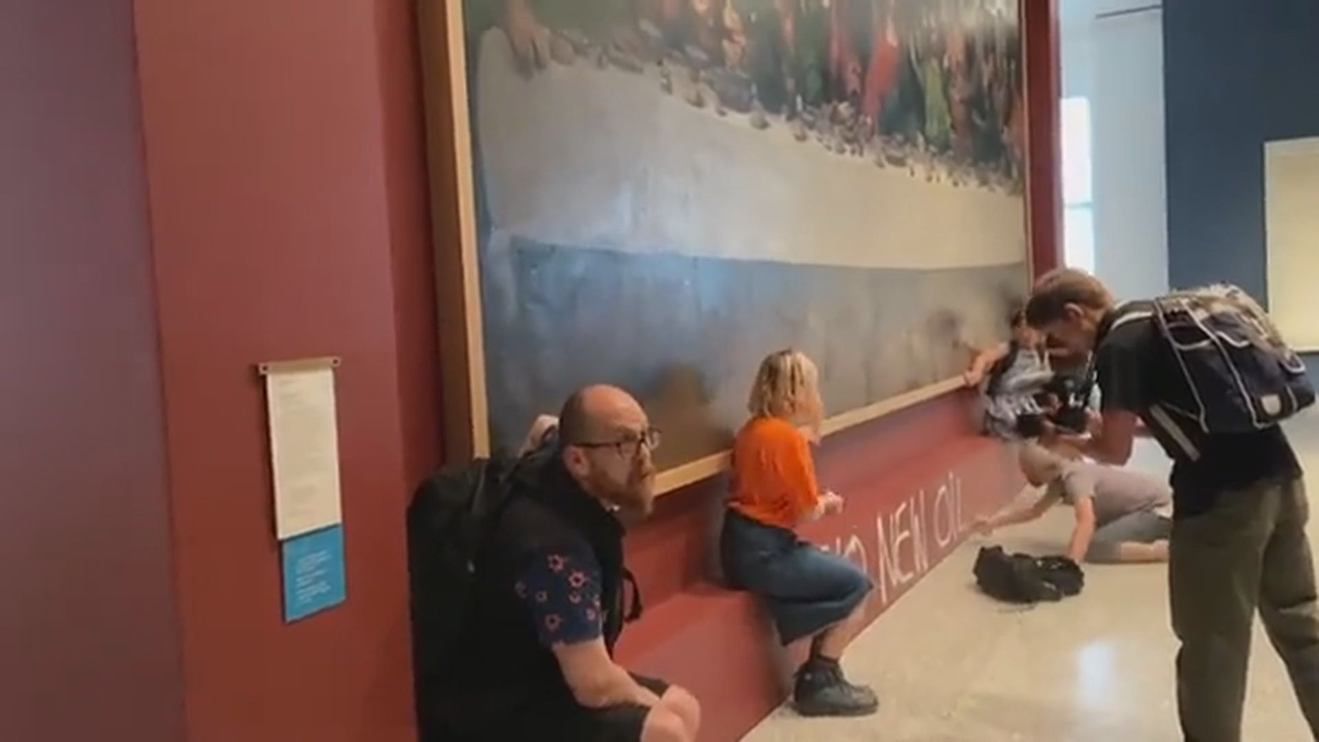 英國團體名畫前抗議　促政府停發開採石油牌照