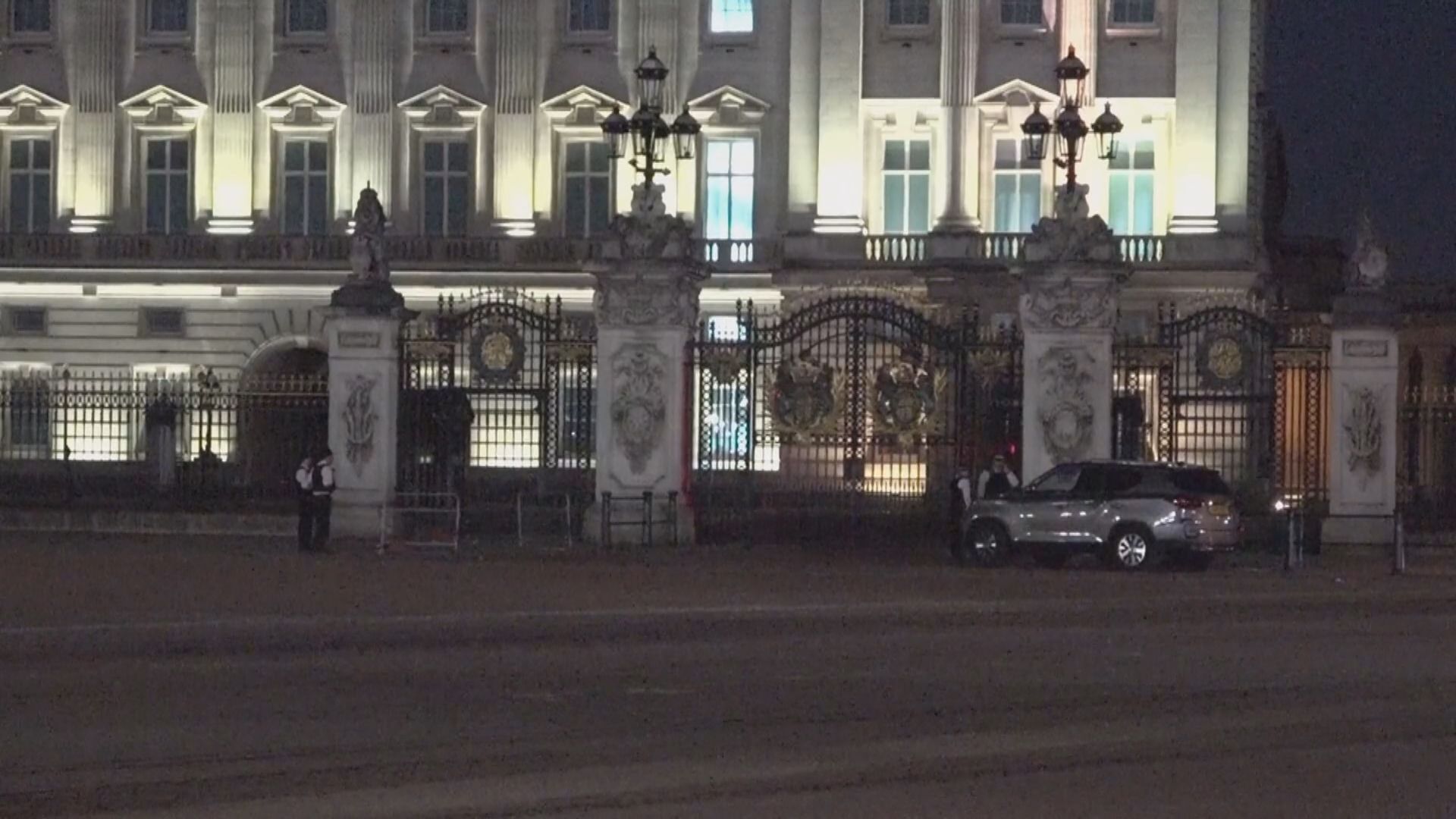 白金漢宮疑遭投擲彈藥筒一男子被捕