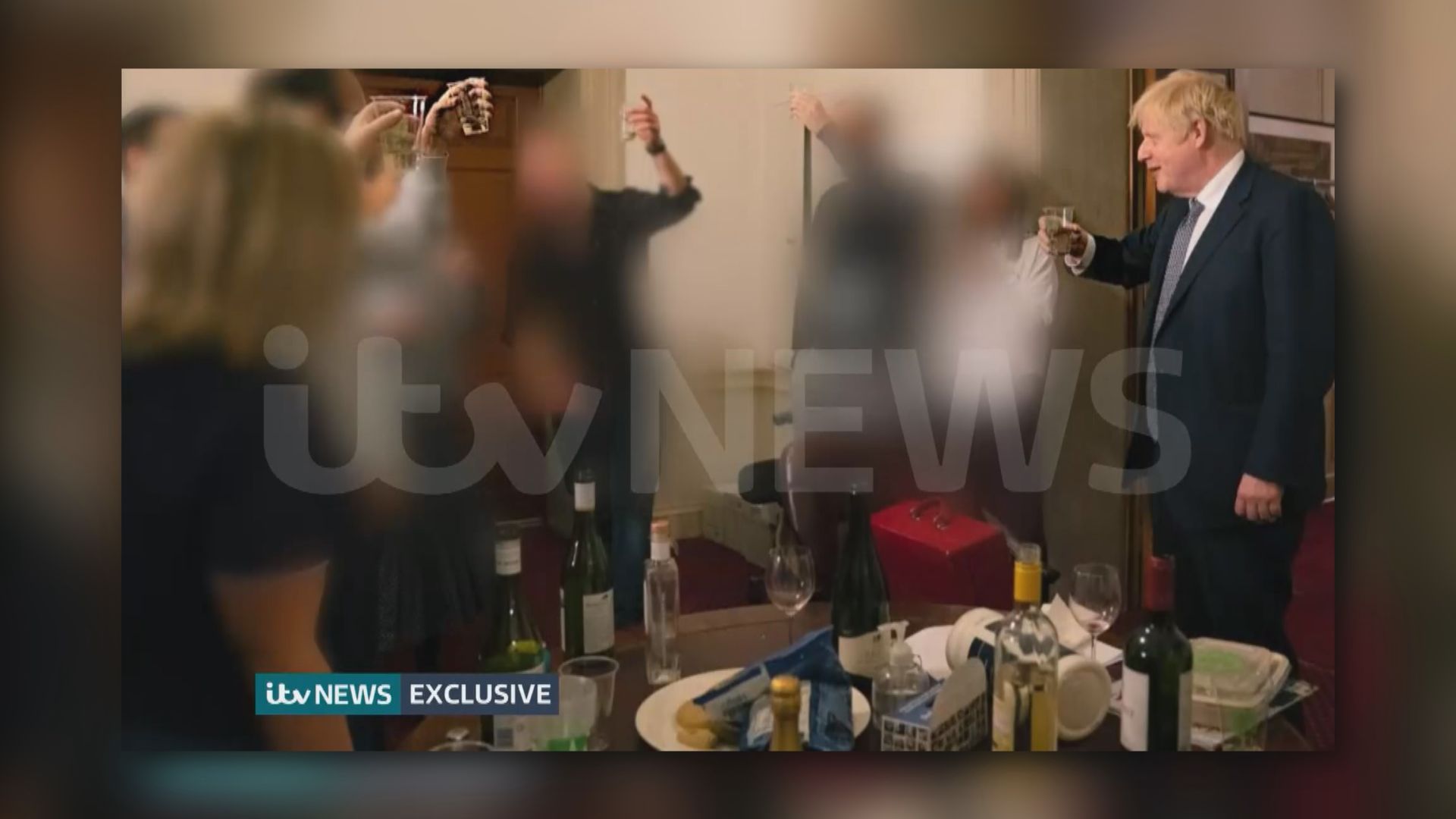 再有相片指約翰遜封城期間開派對