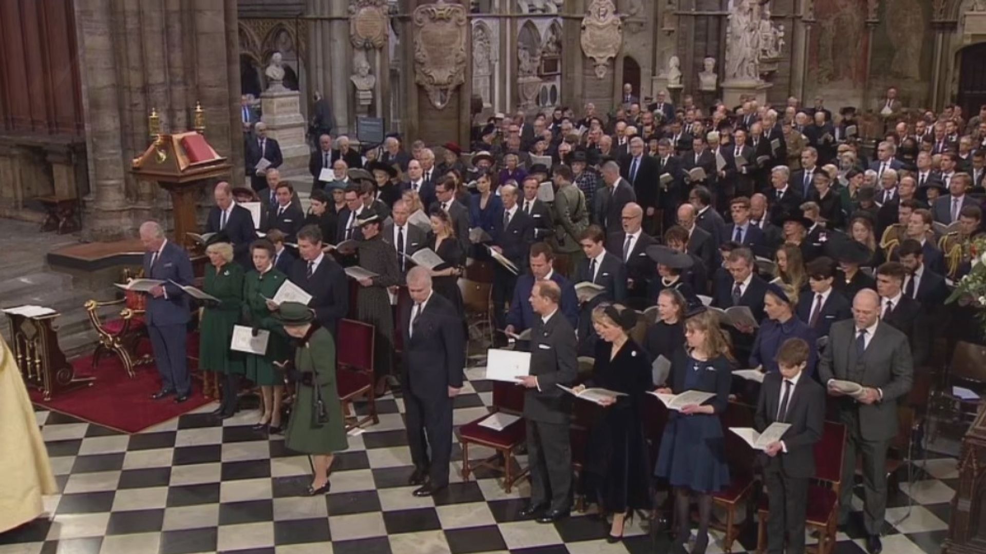 英女王染疫痊癒後首次露面　出席菲臘親王追悼會 