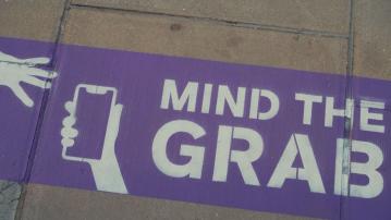 倫敦路邊塗紫線及標語提醒防手機賊　遭取笑醜陋質疑成效