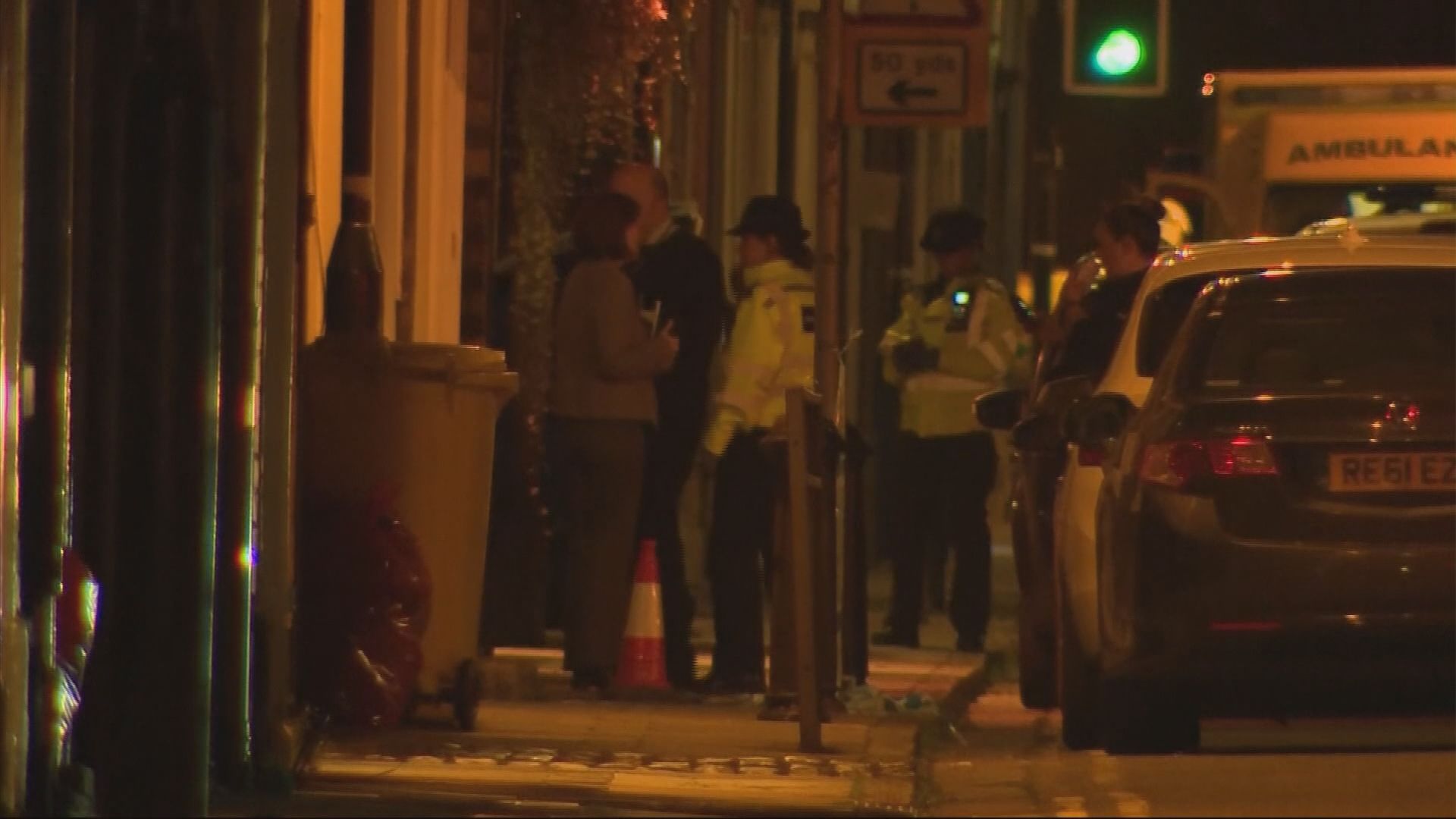 英索爾茲伯里兩人在餐廳感不適