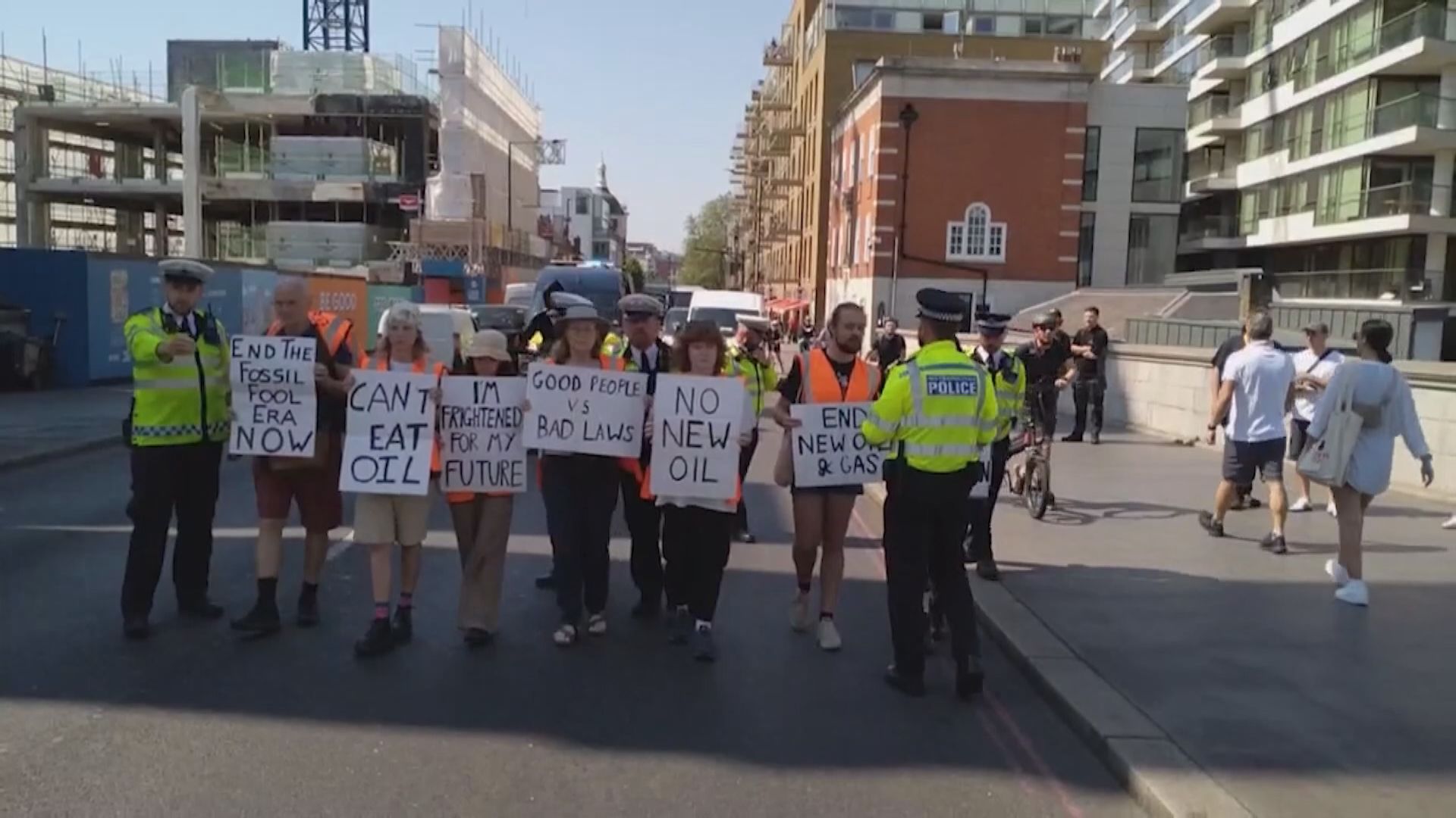 英國警方周日起獲授權 帶走阻塞交通示威者