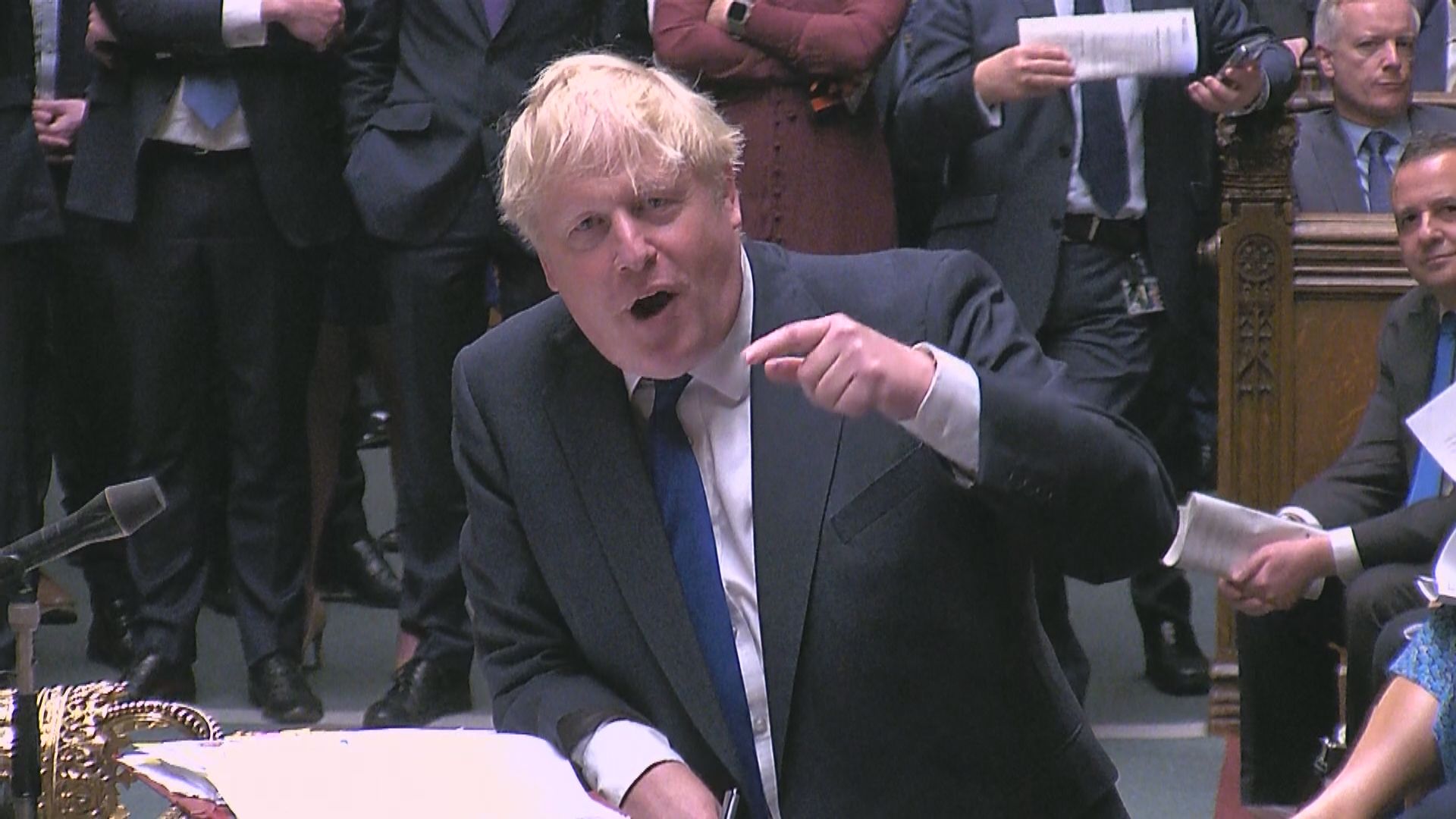 約翰遜堅拒就誠信問題下台　英政府逾20官員不滿請辭