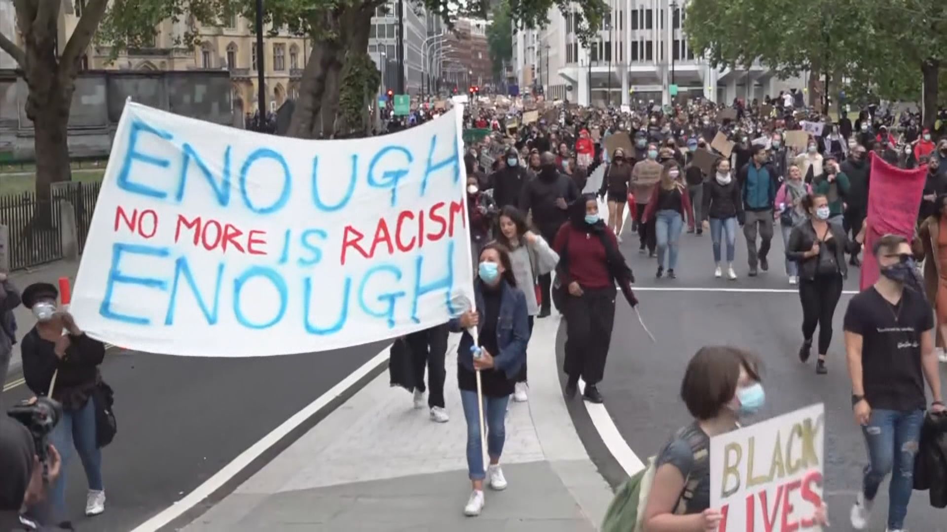 英國連日有民眾上街聲援美國示威