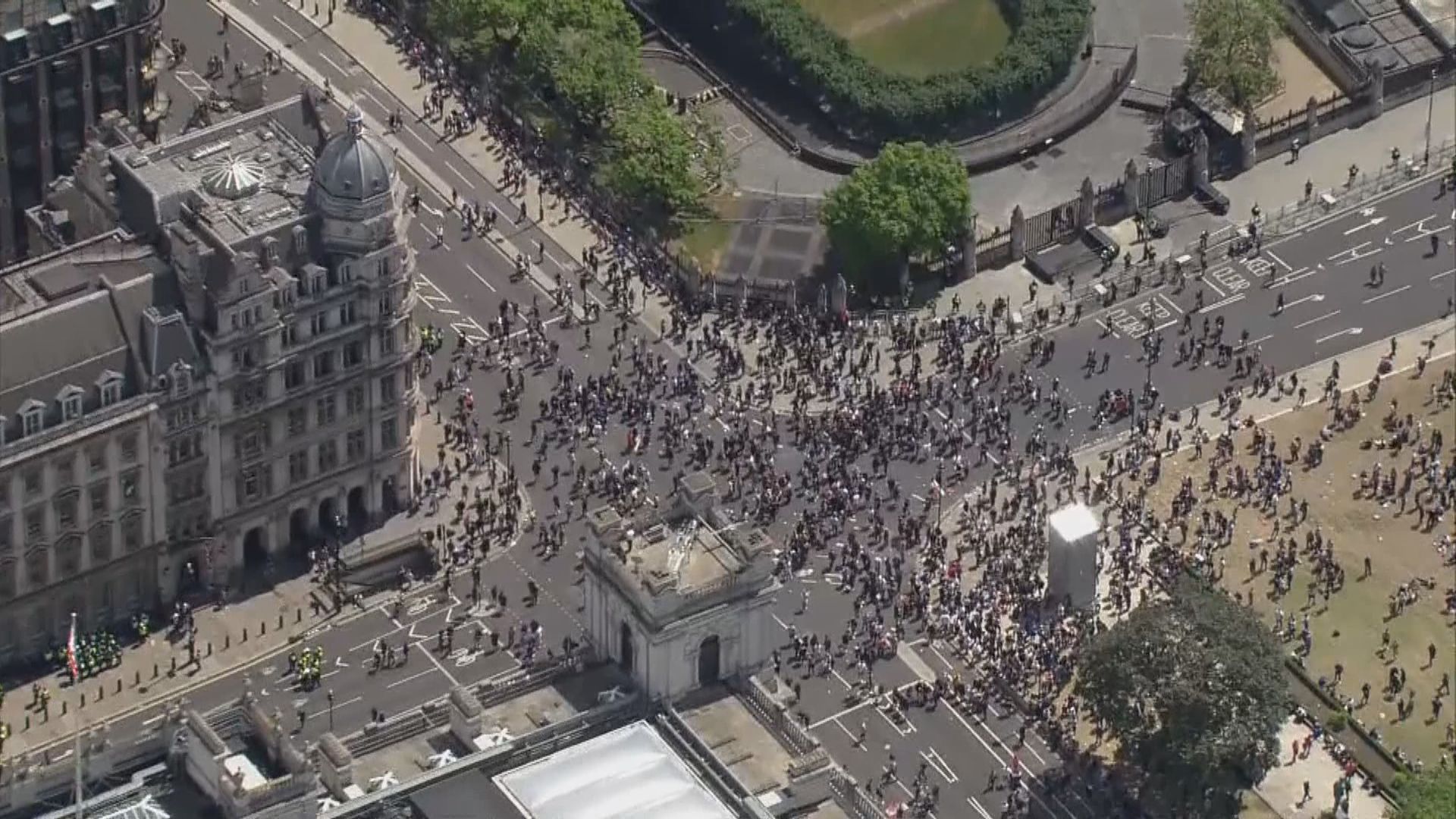 英國倫敦有兩派不同意見示威者聚集