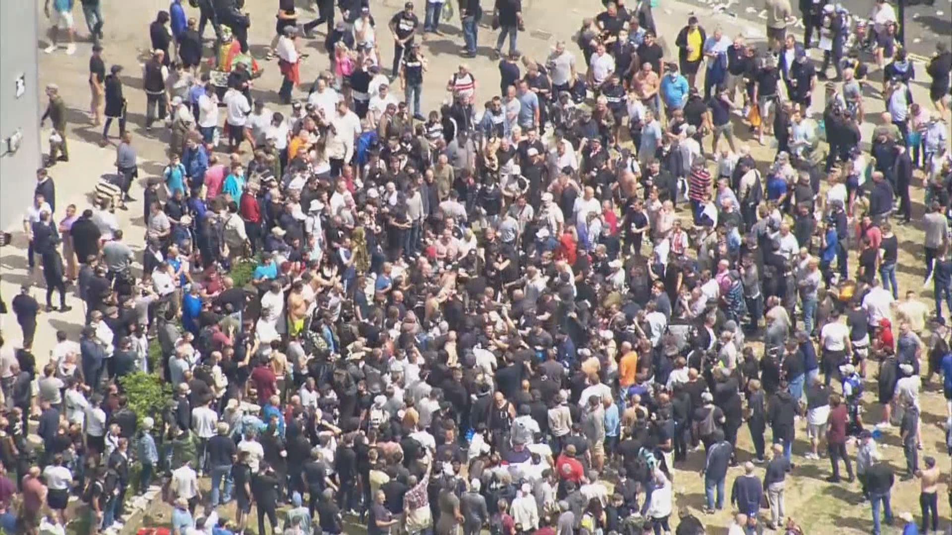 英國倫敦極右分子和反種族歧視示威者衝突