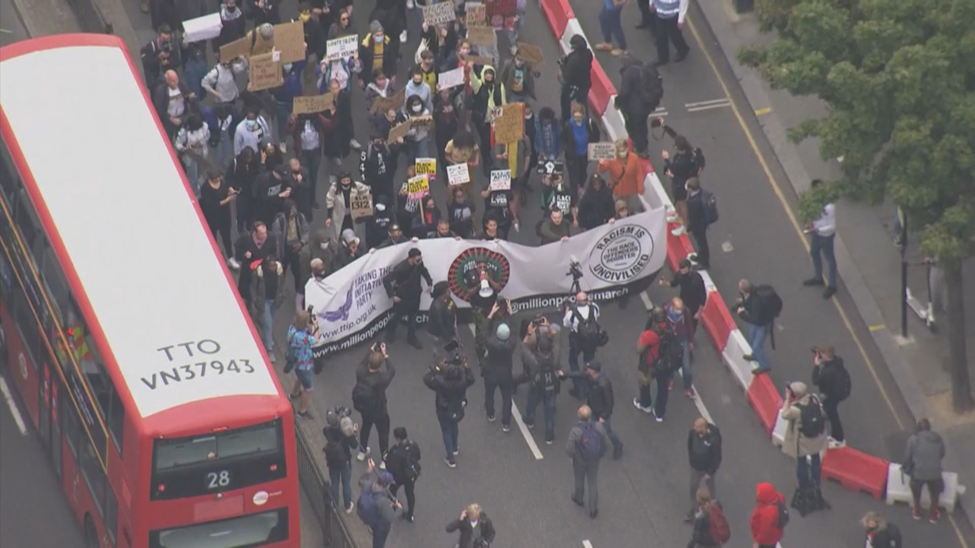 英國有民眾發起反種族歧視遊行示威