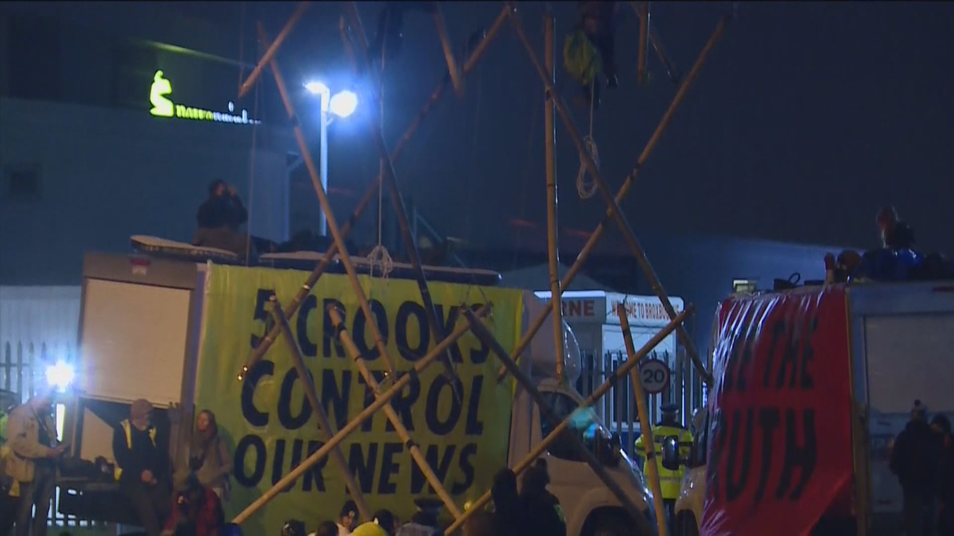 英國有環保組織示威　阻礙運送報章