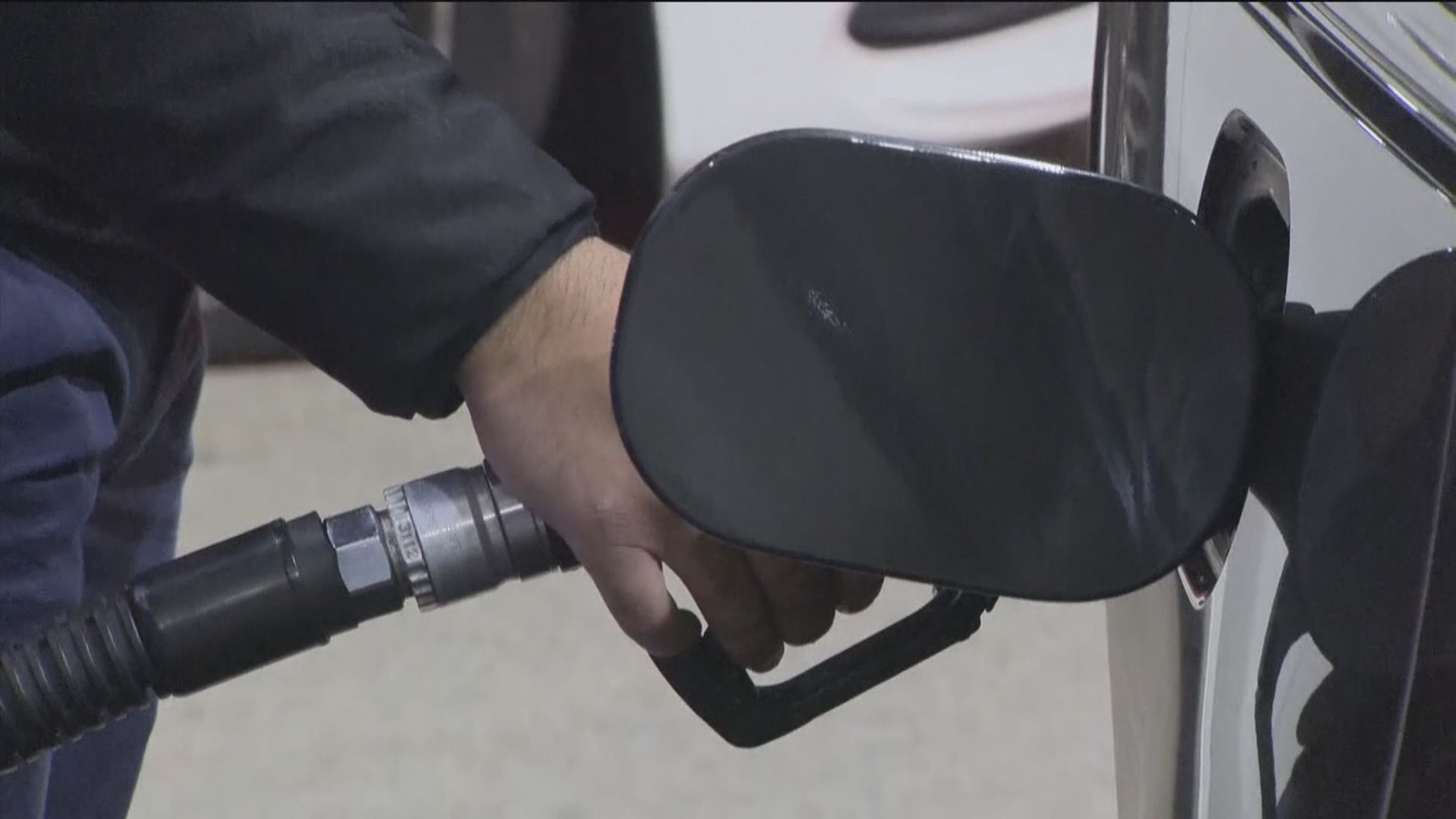 英國民眾發起汽車慢駛抗議汽油價格上漲