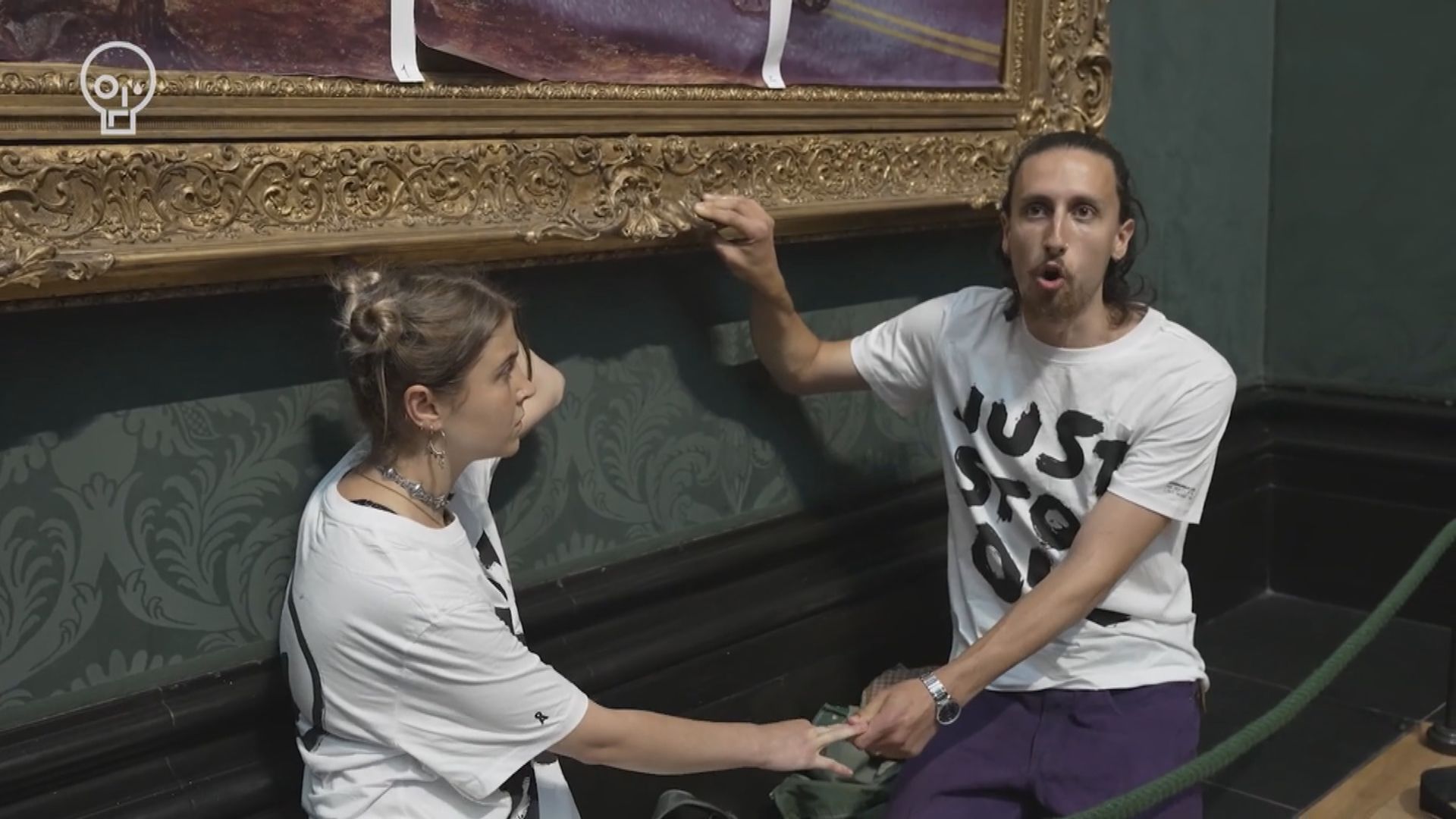 英國有環保人士將手黏在畫作上抗議持續開採石油