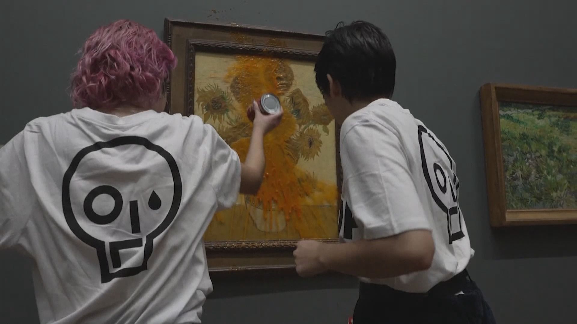 英國有示威者向梵高名畫《向日葵》潑灑罐頭番茄湯