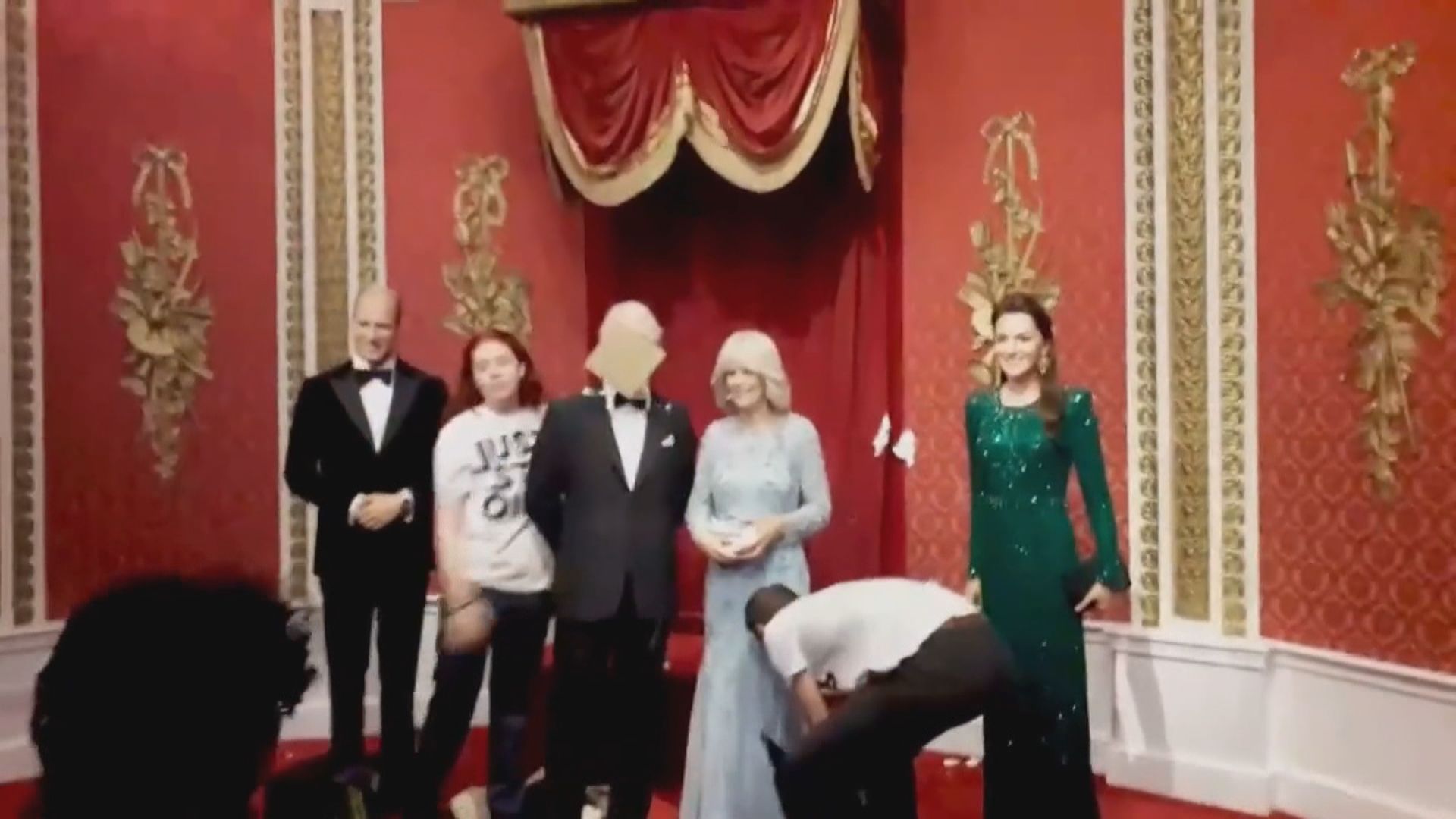 環保人士向英王蠟像擲蛋糕四人被捕