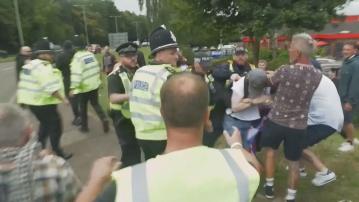 英國東部諾里奇反移民示威　民眾一度與警方推撞