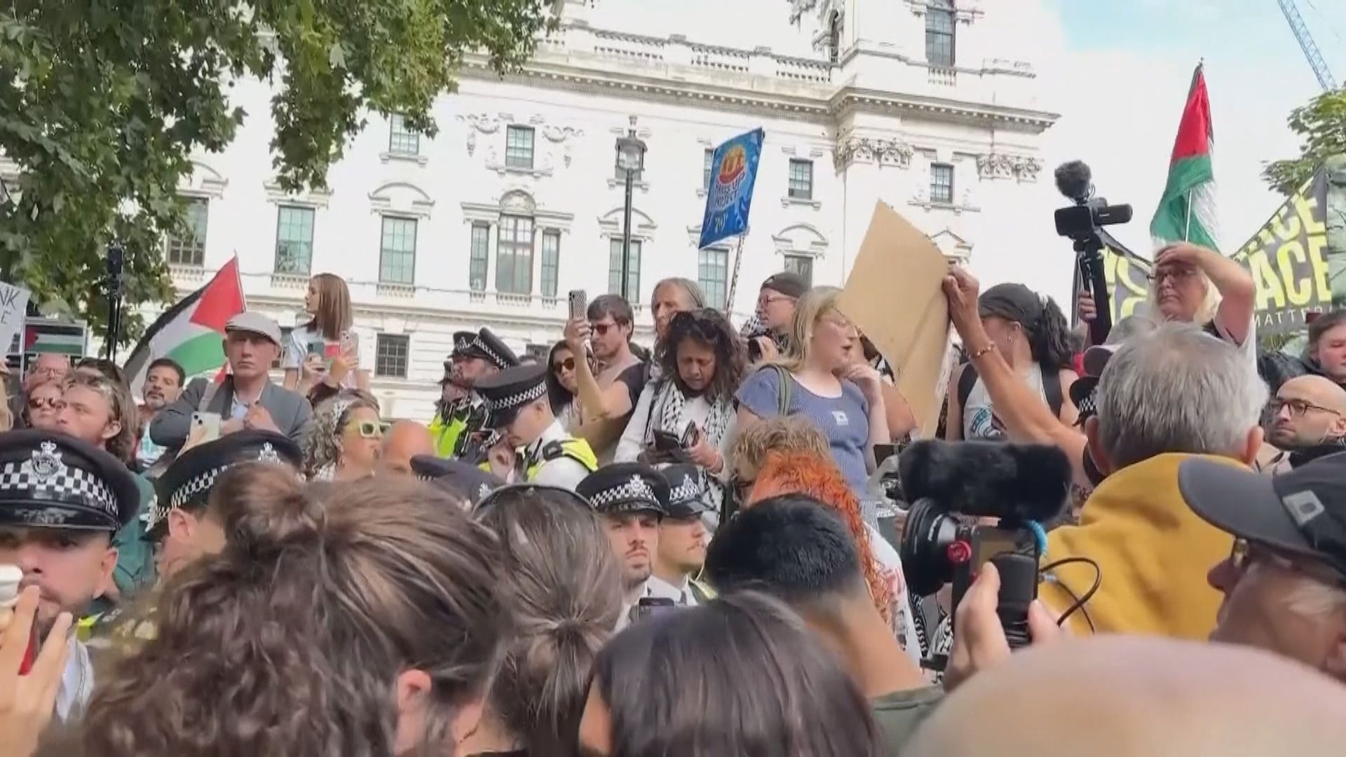 倫敦有集會聲援被取締支持巴人組織　逾420人被捕