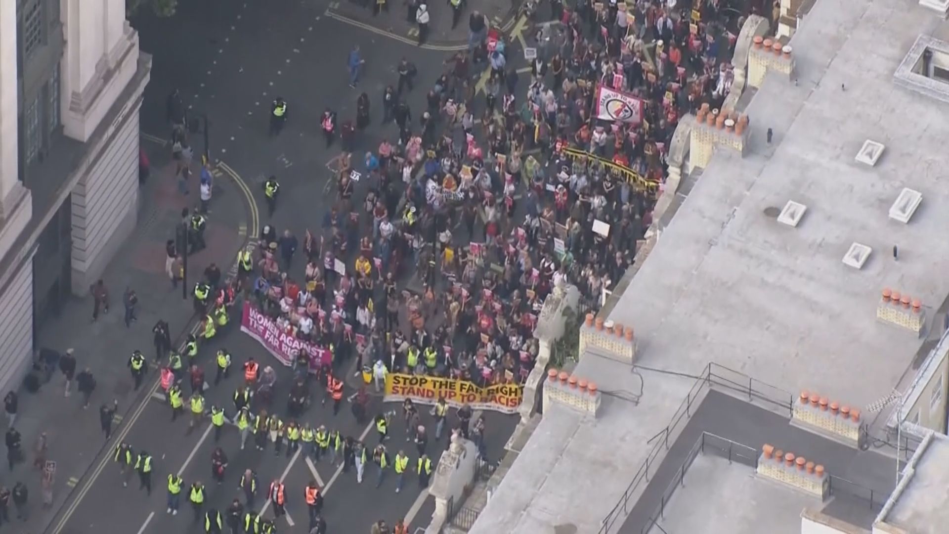 英國倫敦逾10萬人參加反移民示威　逾20名警員受傷25人被捕