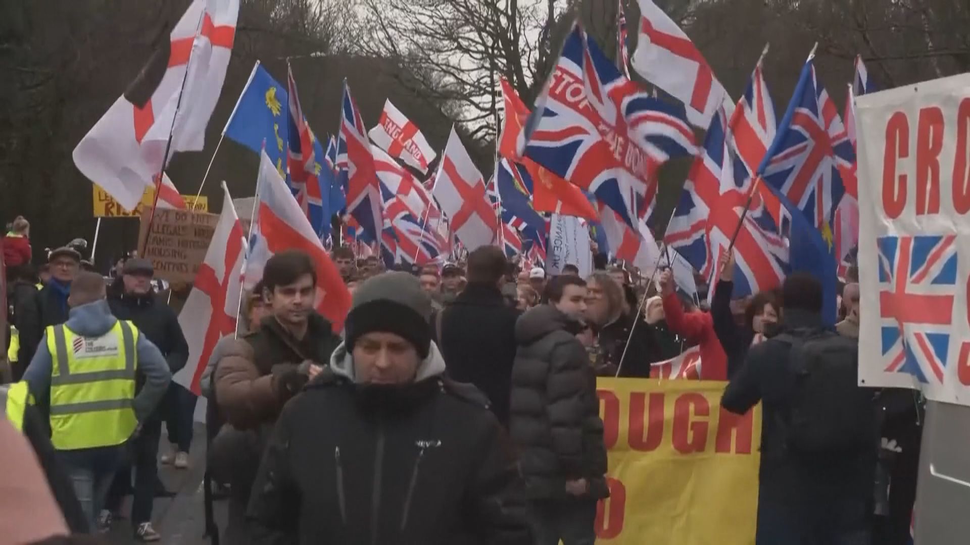 英國有示威抗議當局將前軍事用地改為尋求庇護人士收容中心